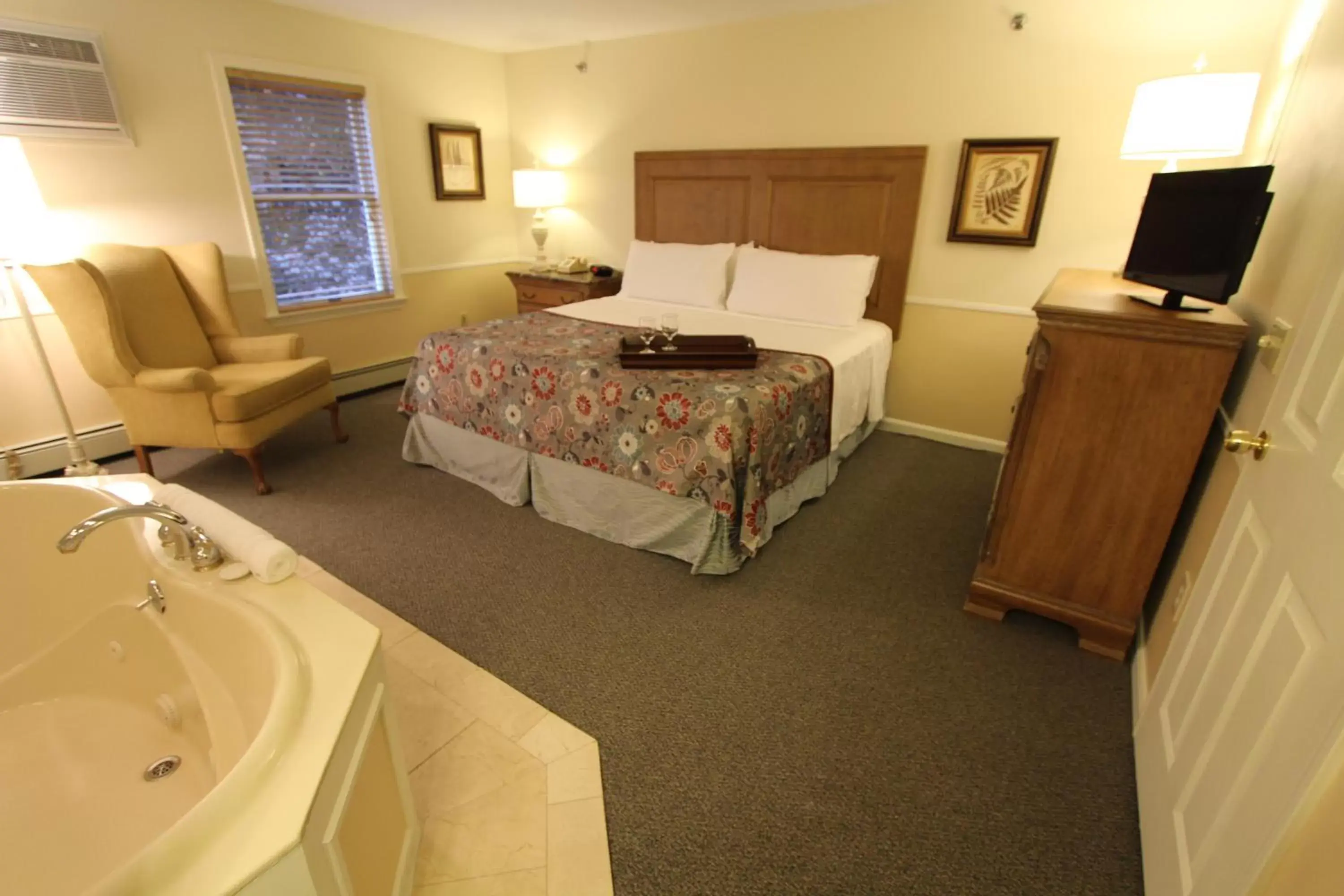 TV and multimedia, Bed in InnSeason Resorts The Falls at Ogunquit TV and multimedia, Bed in InnSeason Resorts The Falls at Ogunquit