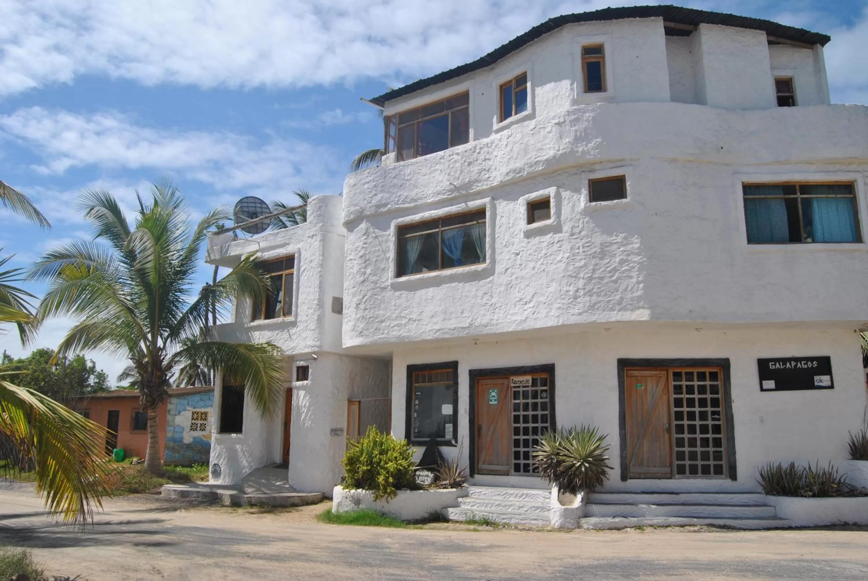 Property building in Hostal Galapagos by Bar de Beto