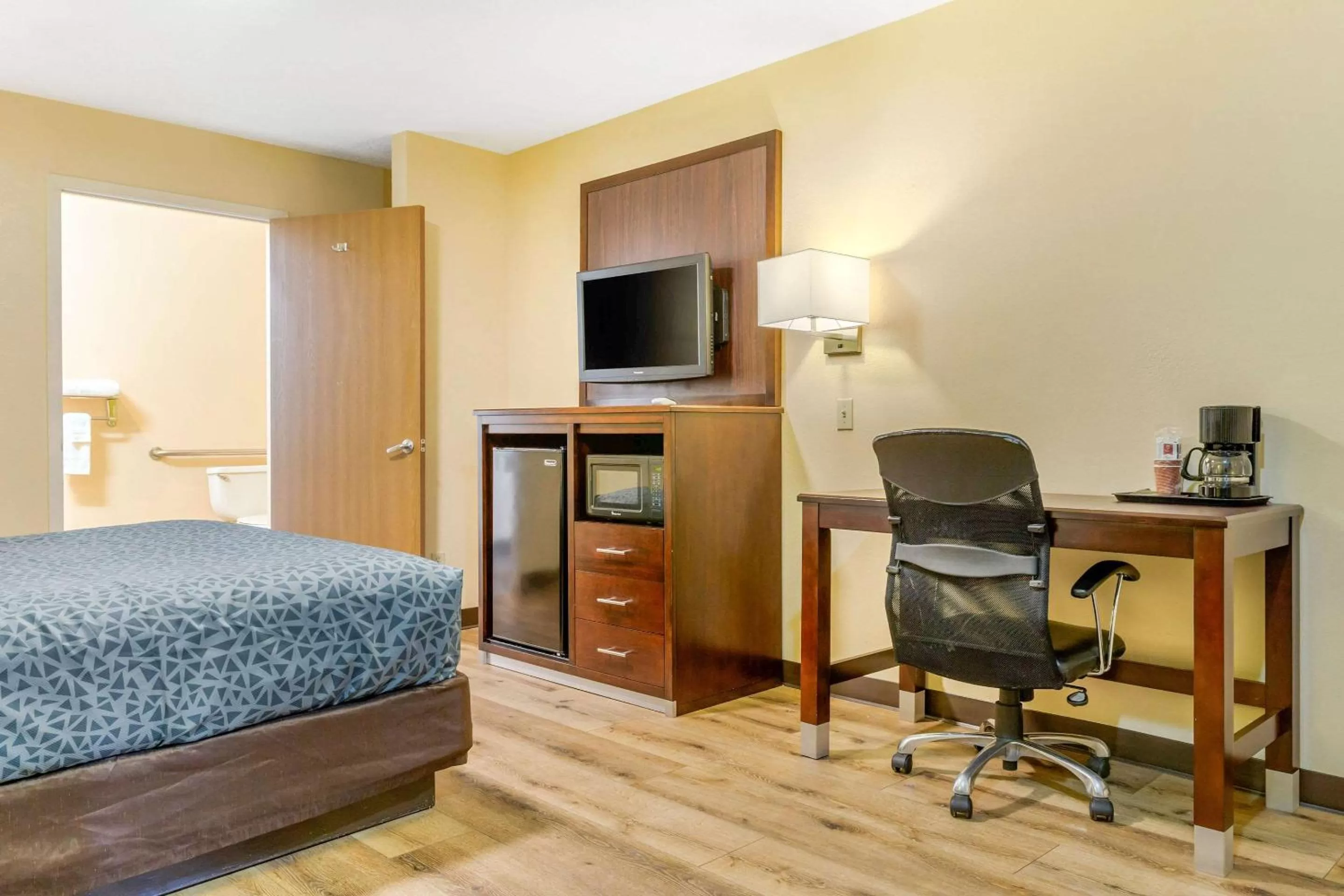 Photo of the whole room, Bed in Econo Lodge West - Coors Blvd