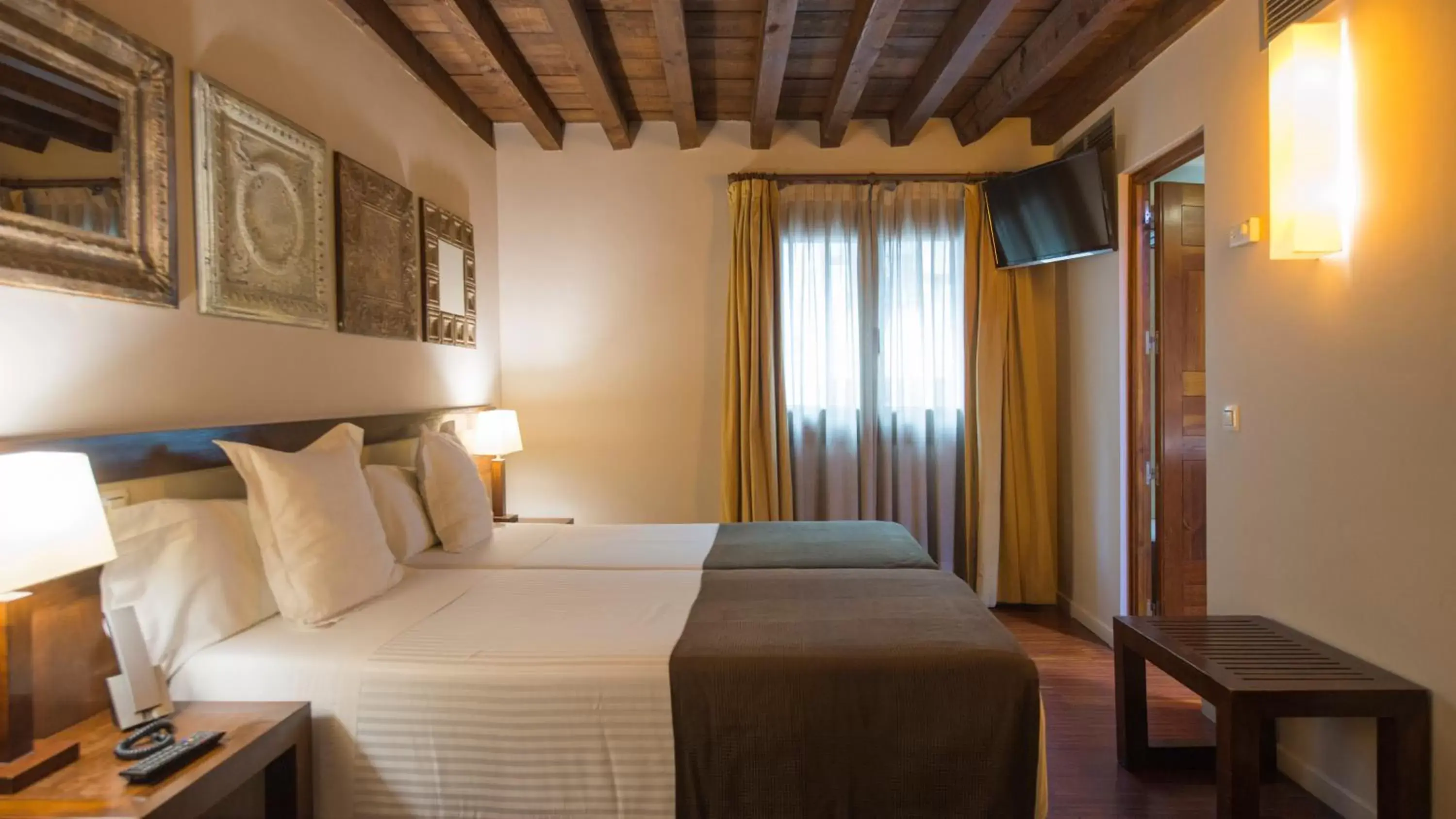 Bed in Abad Toledo