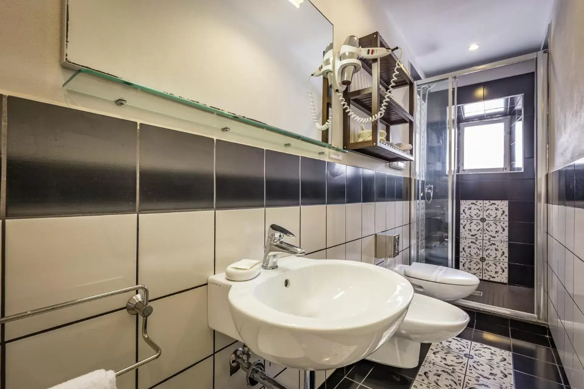 Shower, Bathroom in Hotel La Scaletta al Ponte Vecchio