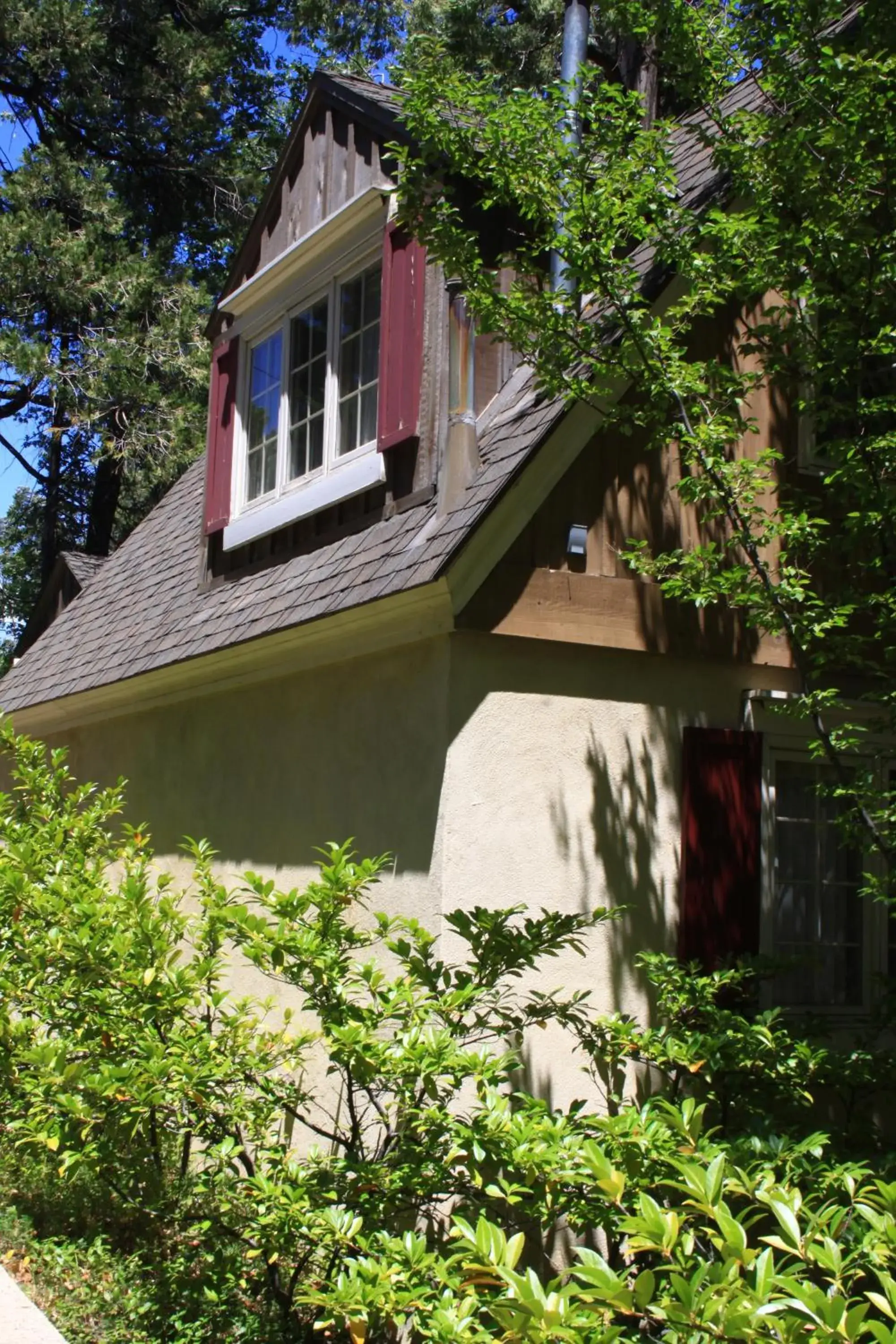 Property building in Saddleback Inn at Lake Arrowhead Property building in Saddleback Inn at Lake Arrowhead