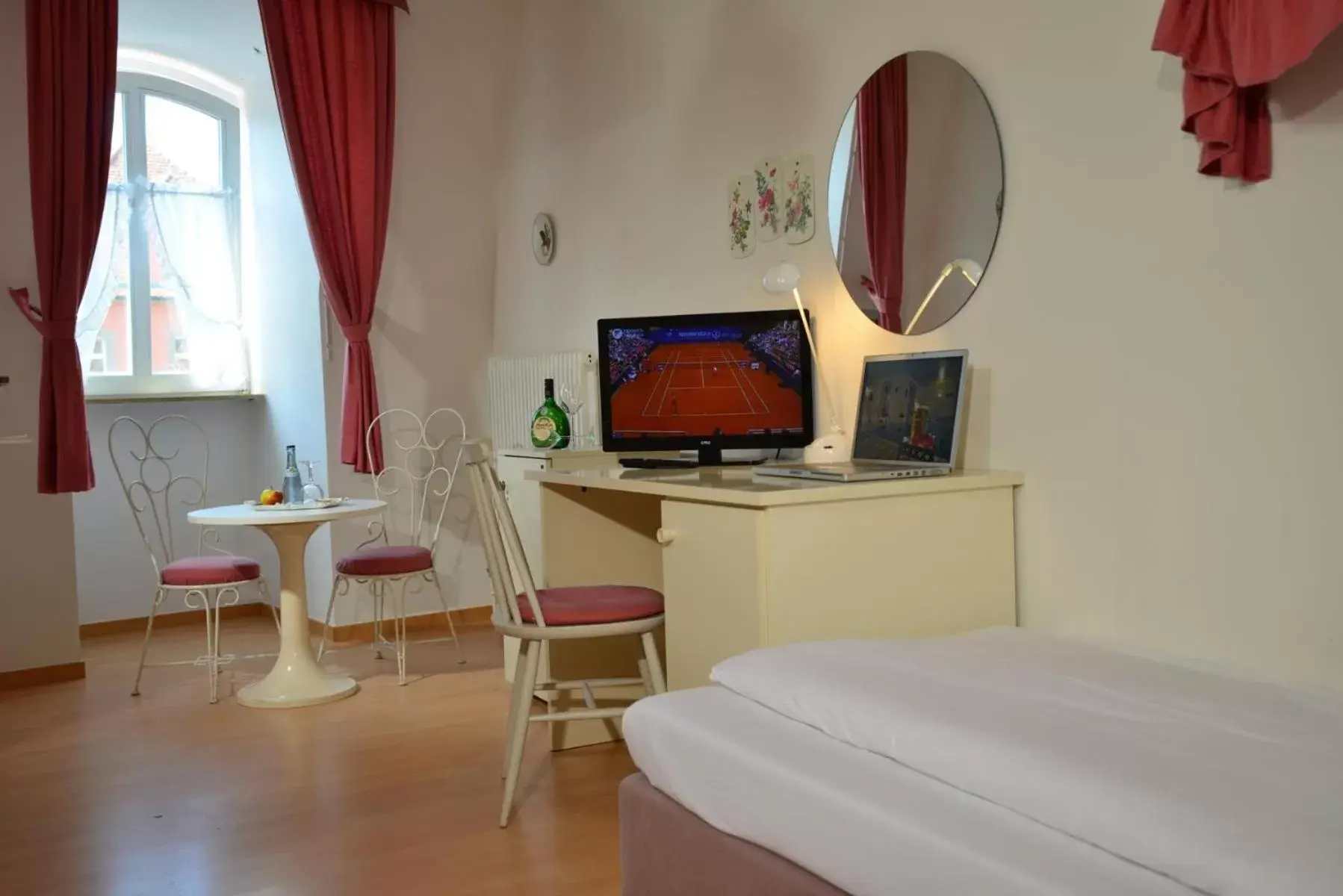 Photo of the whole room, TV/Entertainment Center in Romantica Hotel Blauer Hecht