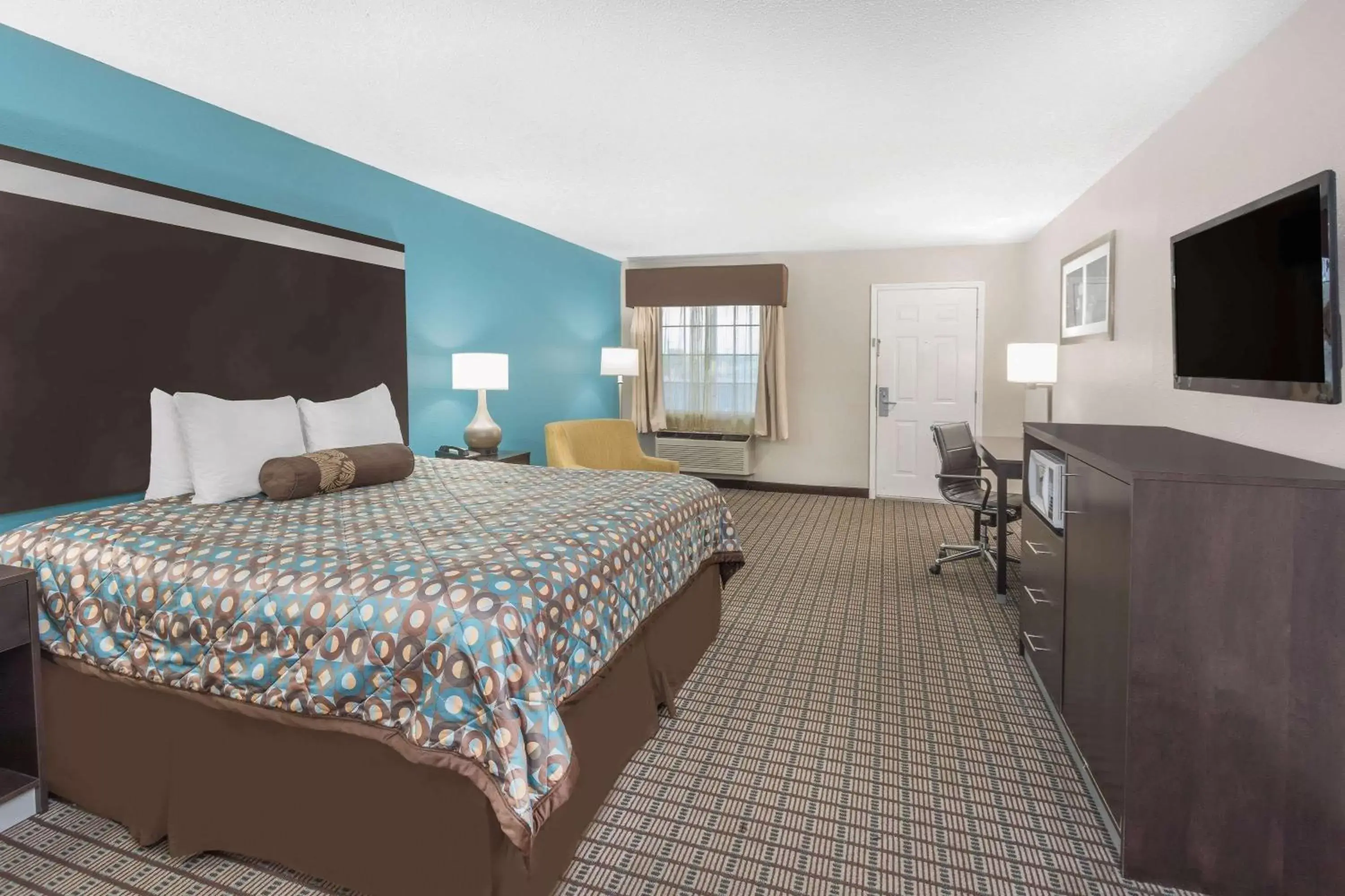 Photo of the whole room, Bed in Days Inn by Wyndham Barnwell