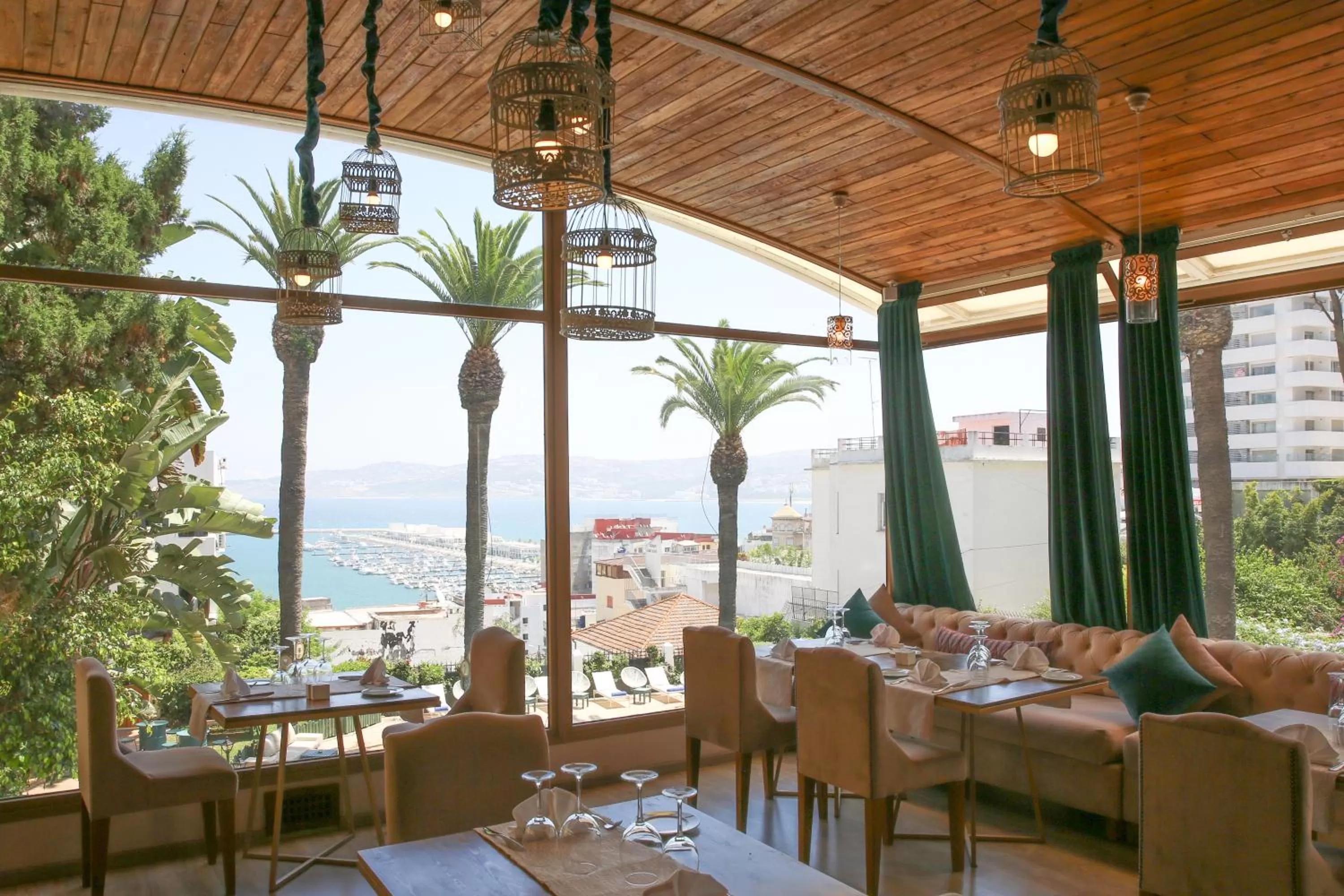 Restaurant/places to eat in Hôtel Rembrandt