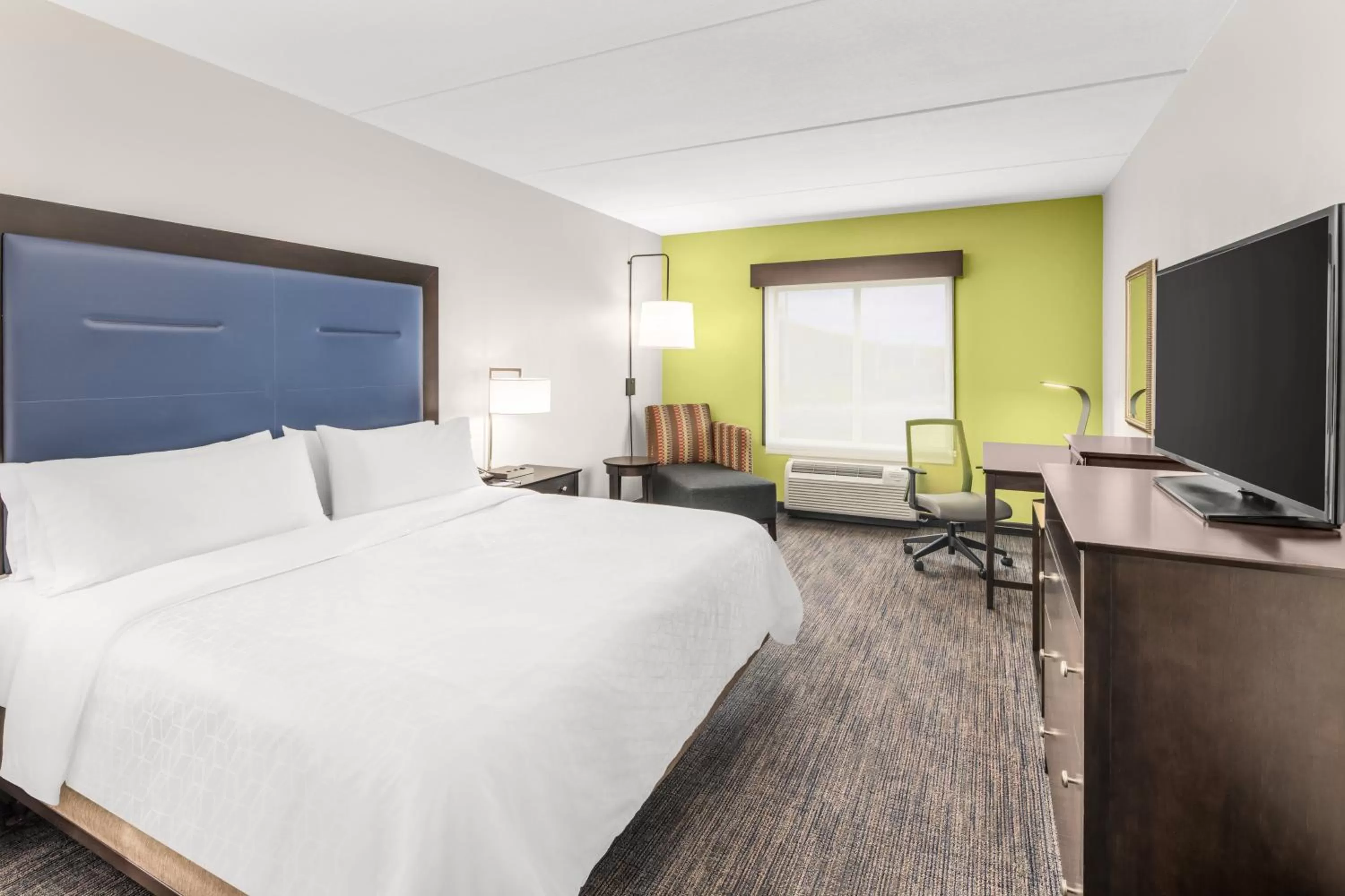 Photo of the whole room, Bed in Holiday Inn Express & Suites Wilmington-Newark by IHG