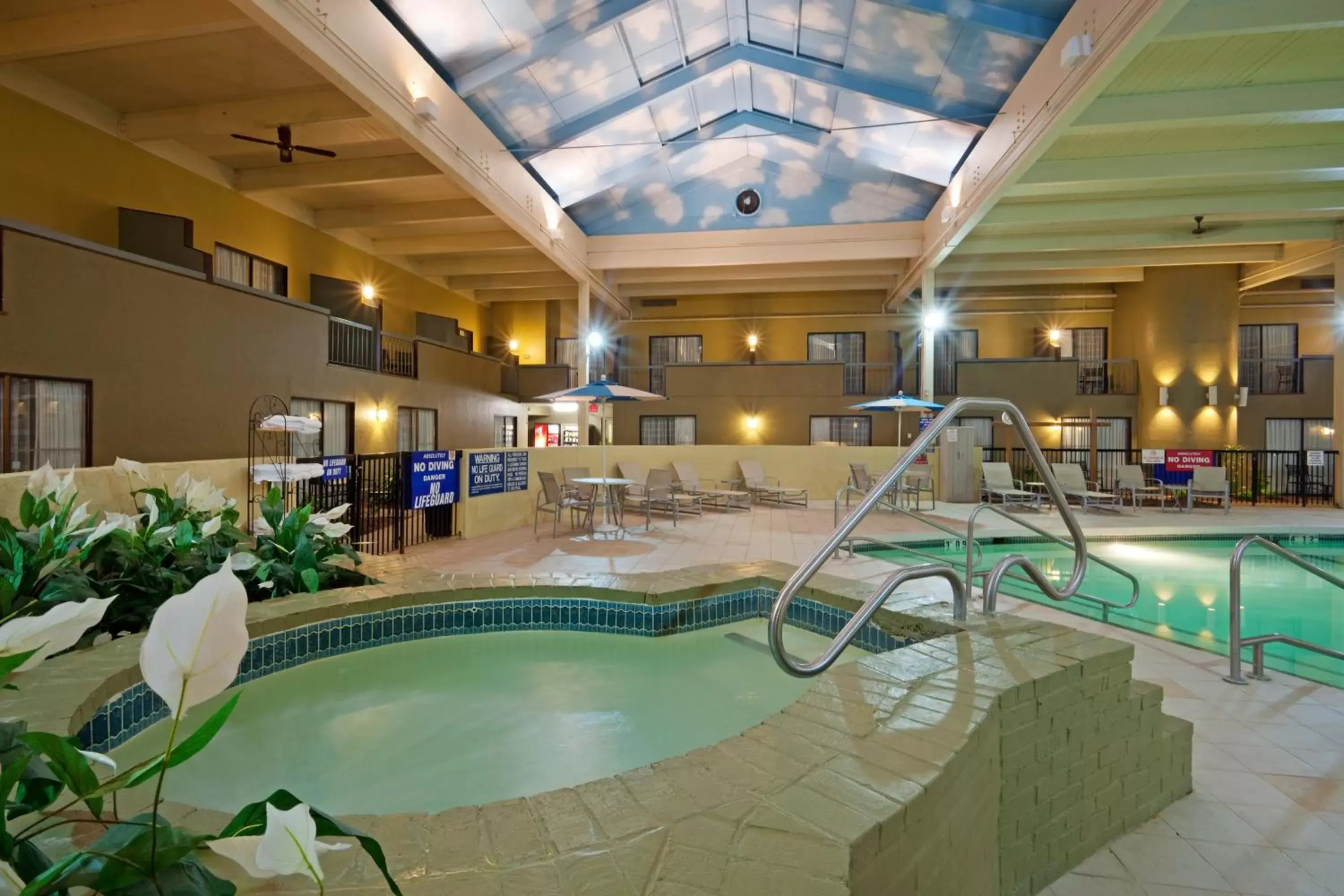 Swimming Pool in enVision Hotel & Conference Center Mansfield-Foxboro