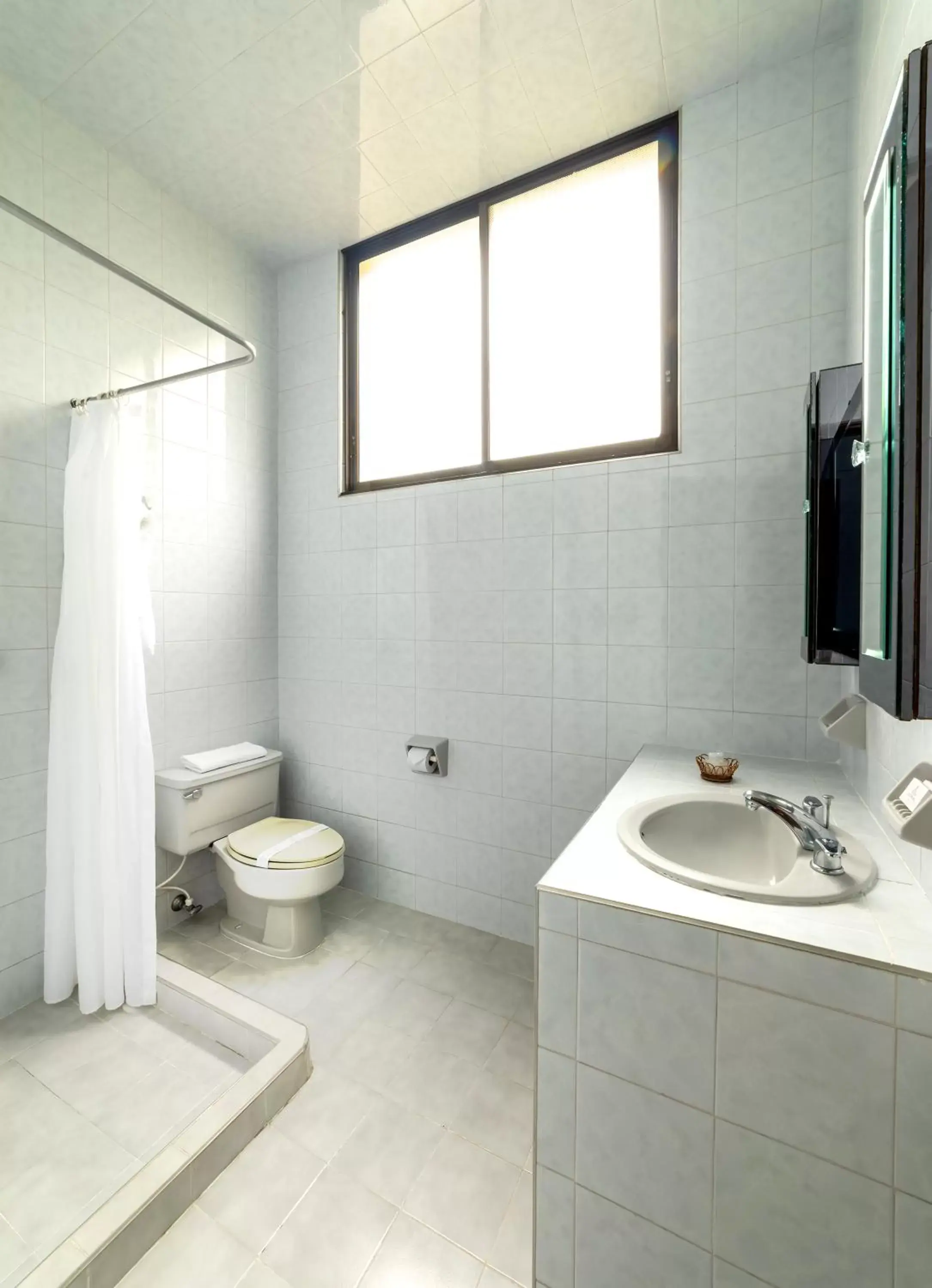 Shower, Bathroom in Hotel Stein Colonial