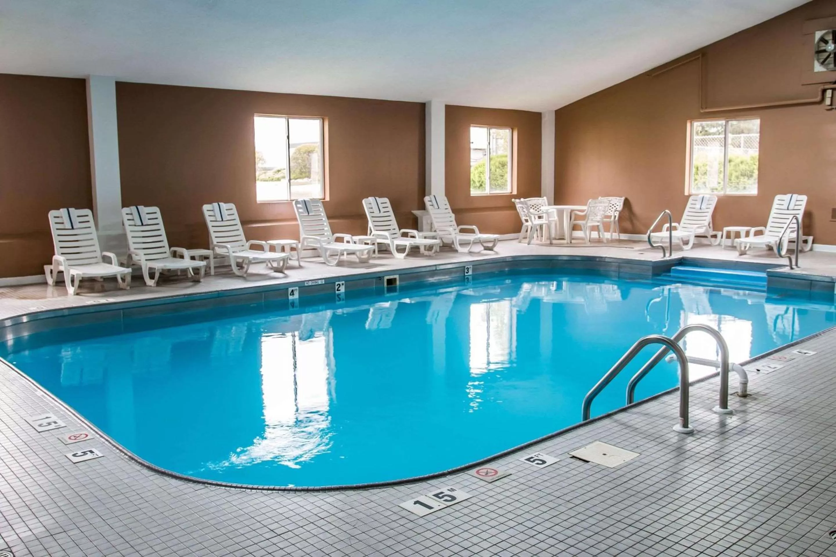 Pool view in Country Inn & Suites by Radisson, Battle Creek, MI