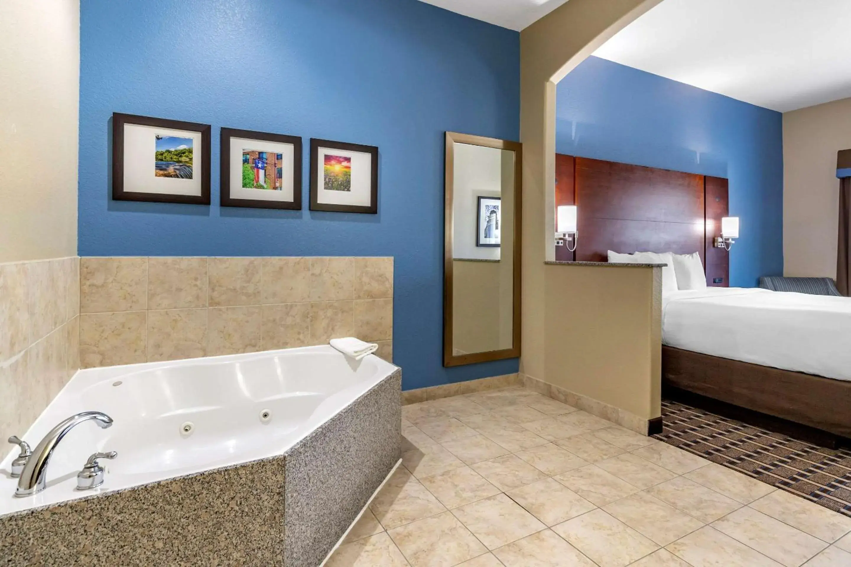 Photo of the whole room, Bathroom in Comfort Suites Georgetown