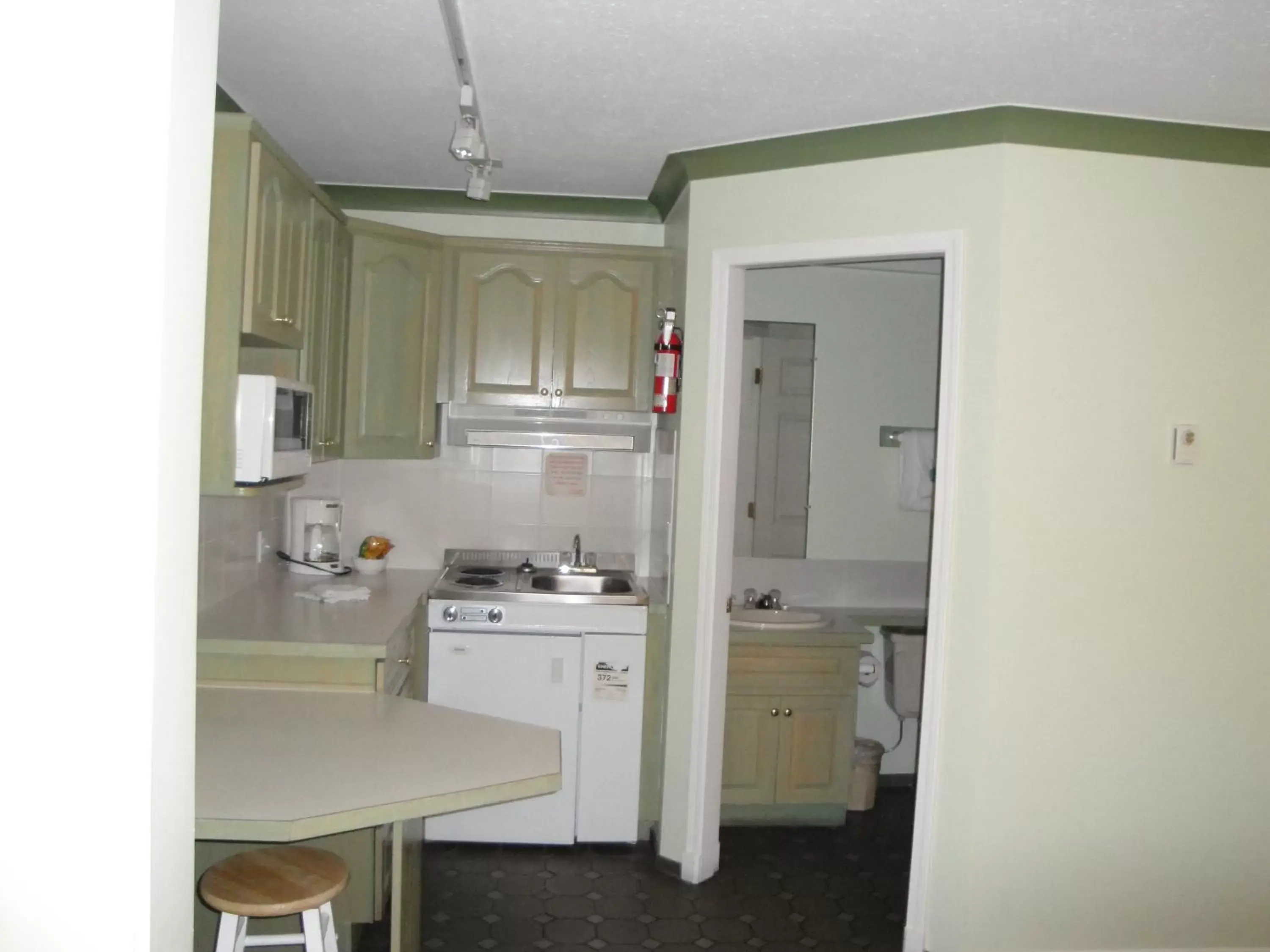 Coffee/tea facilities, Kitchen/Kitchenette in Tiki Shores Inn & Suites