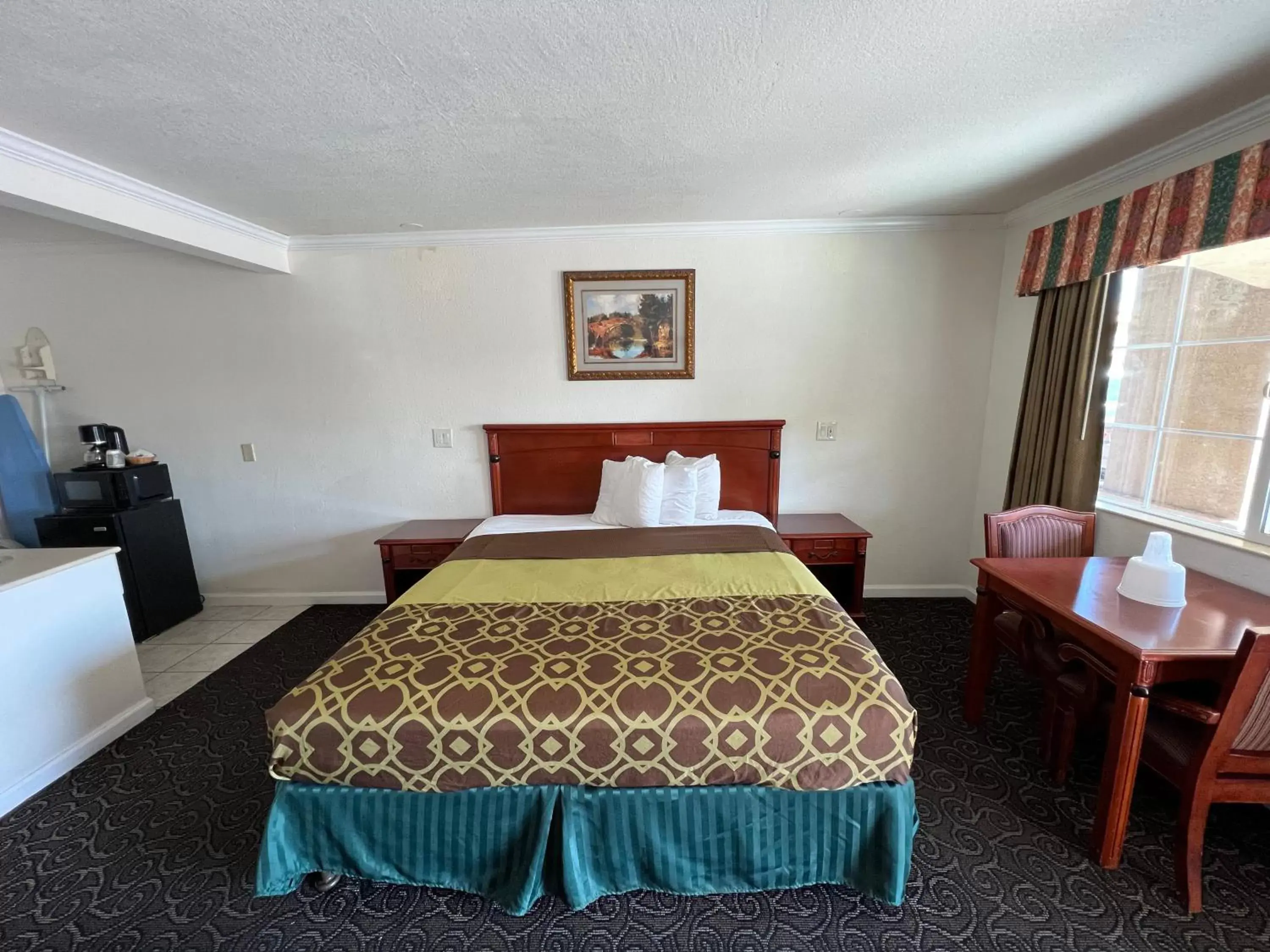 Bed in Americas Best Value Inn Hanford