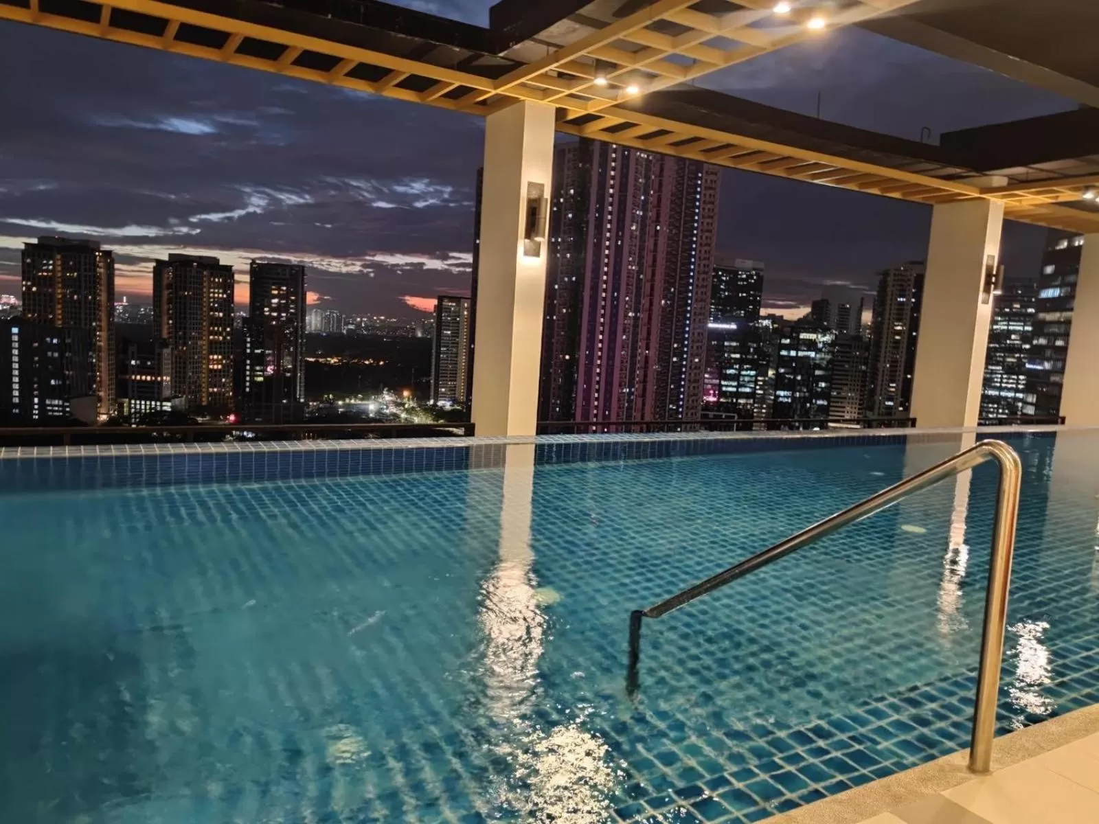 Swimming Pool in Capital O 804 The Residences at Bonifacio Civic Center