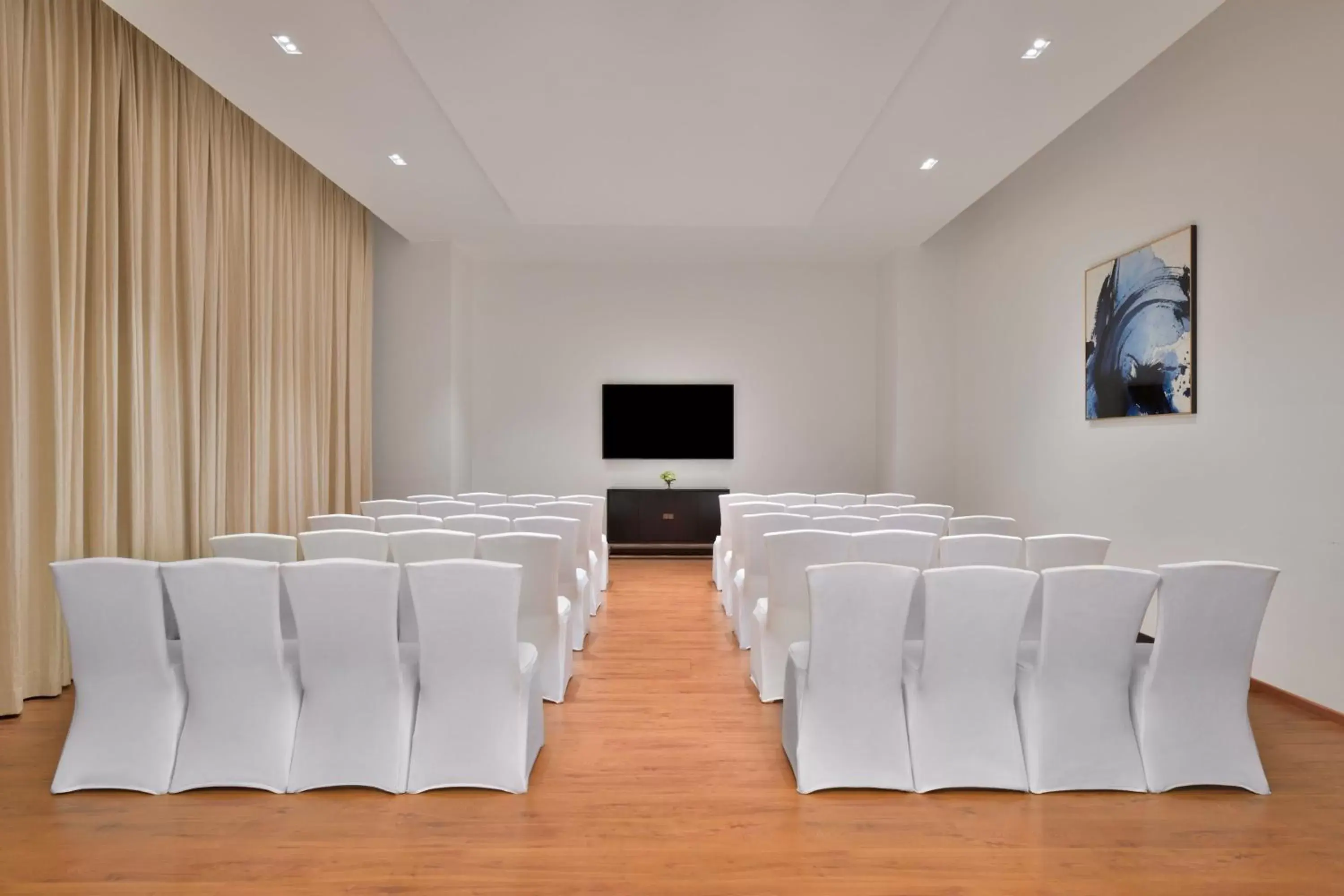 Meeting/conference room in Courtyard by Marriott Navi Mumbai