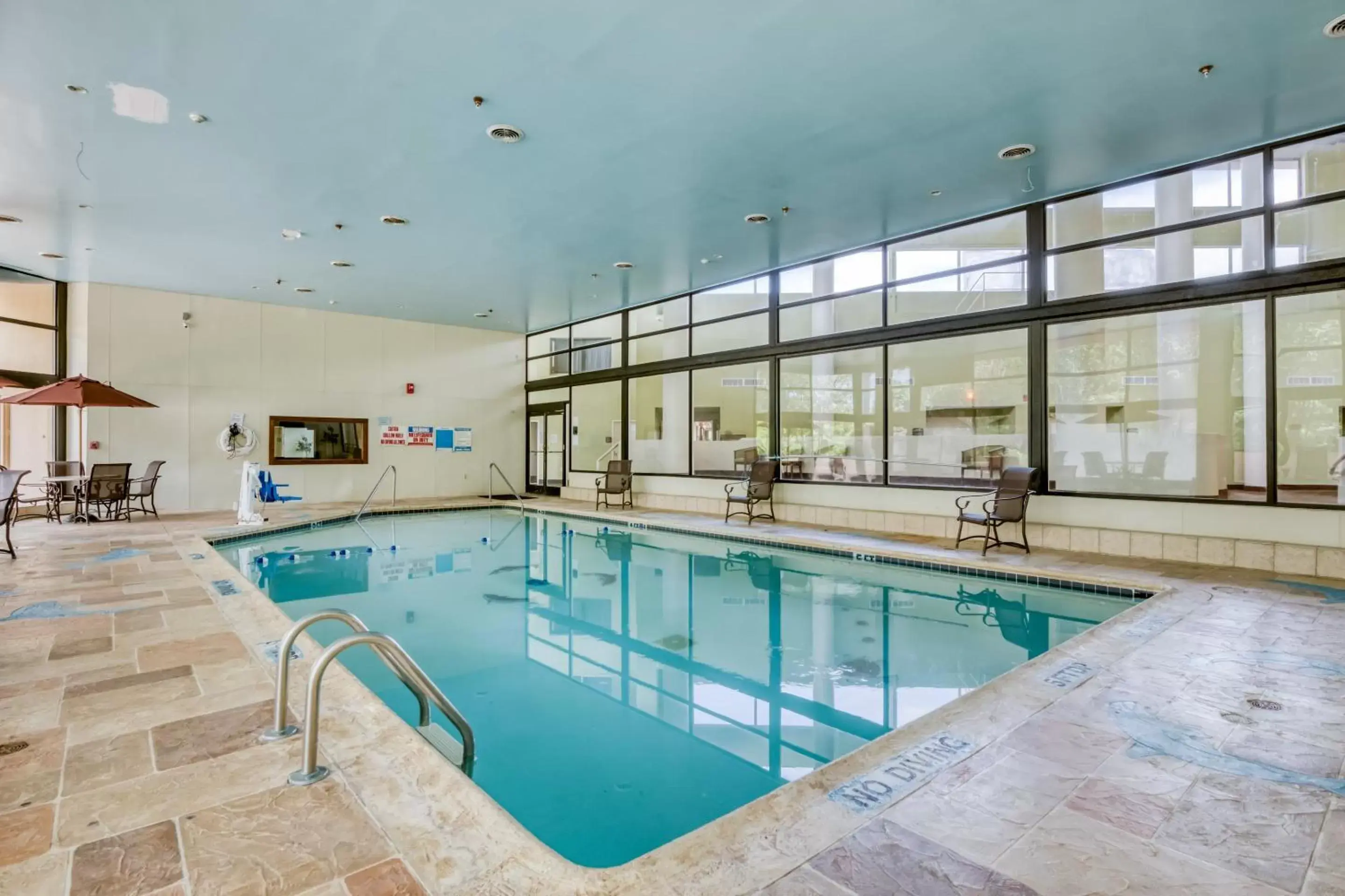 Swimming Pool in OYO Hotel Memphis TN I-40