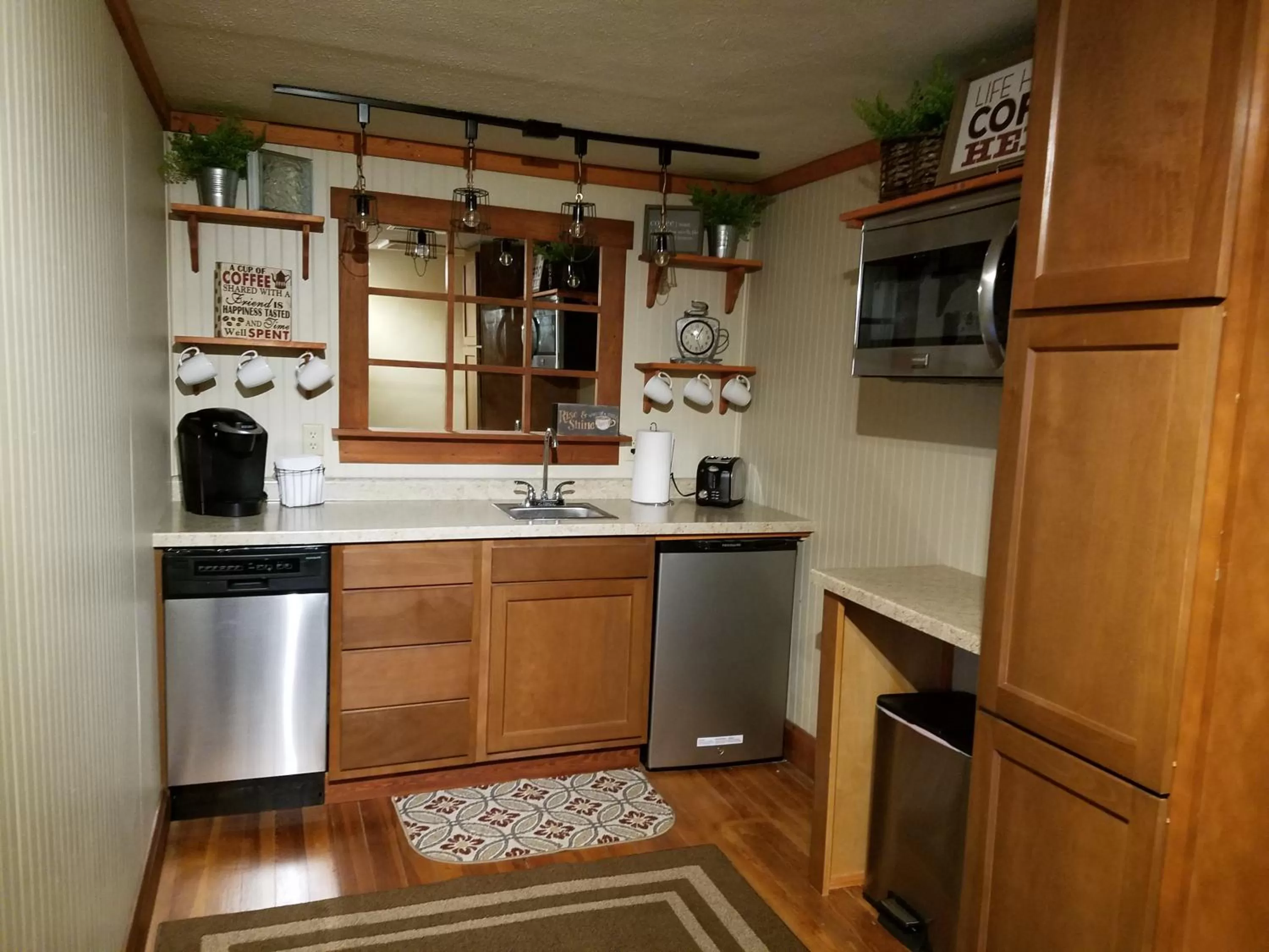 Coffee/tea facilities, Kitchen/Kitchenette in Hocking Hills Inn