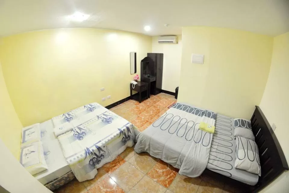 Photo of the whole room, Bed in Honey Hunt House