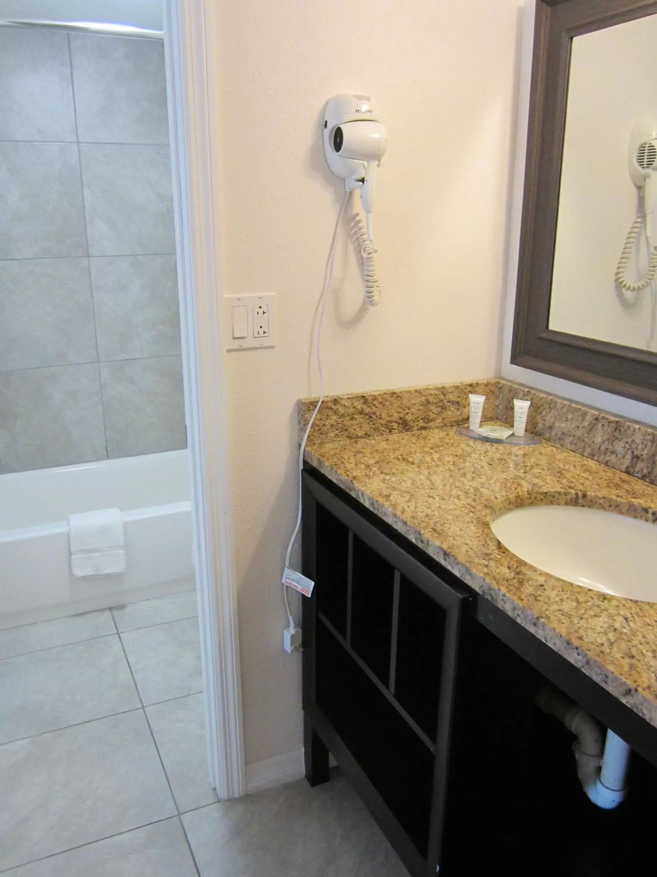 Bathroom in Lantern Inn & Suites - Sarasota
