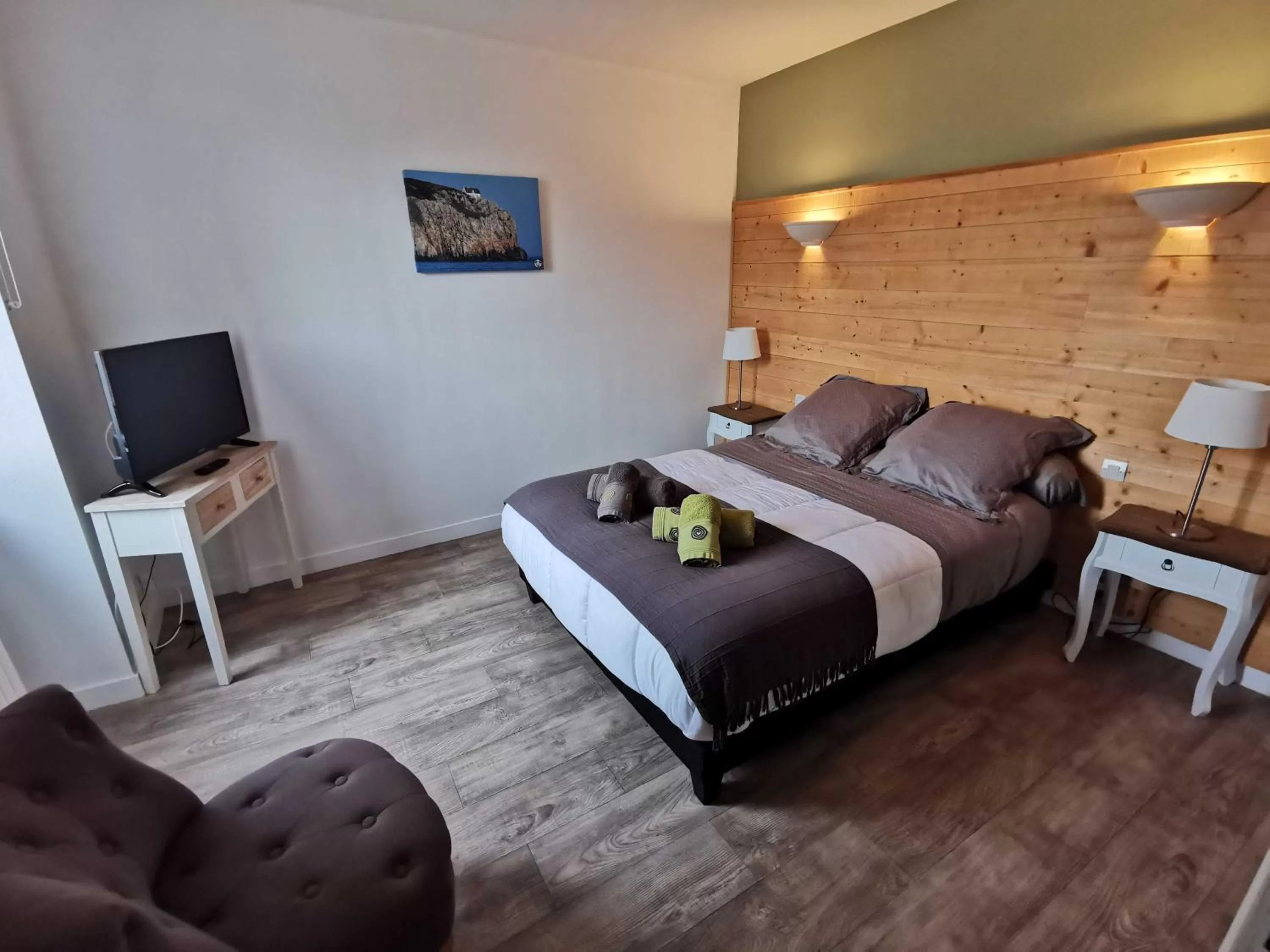 Bedroom, Bed in TREAS GLAZ