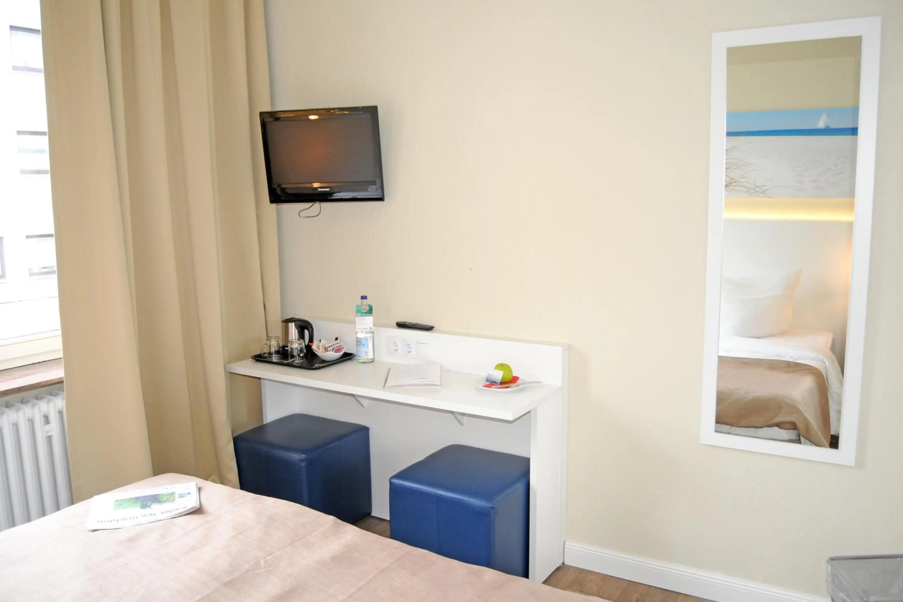 Photo of the whole room, Bed in Hotel am Kieler Schloss by Première Classe