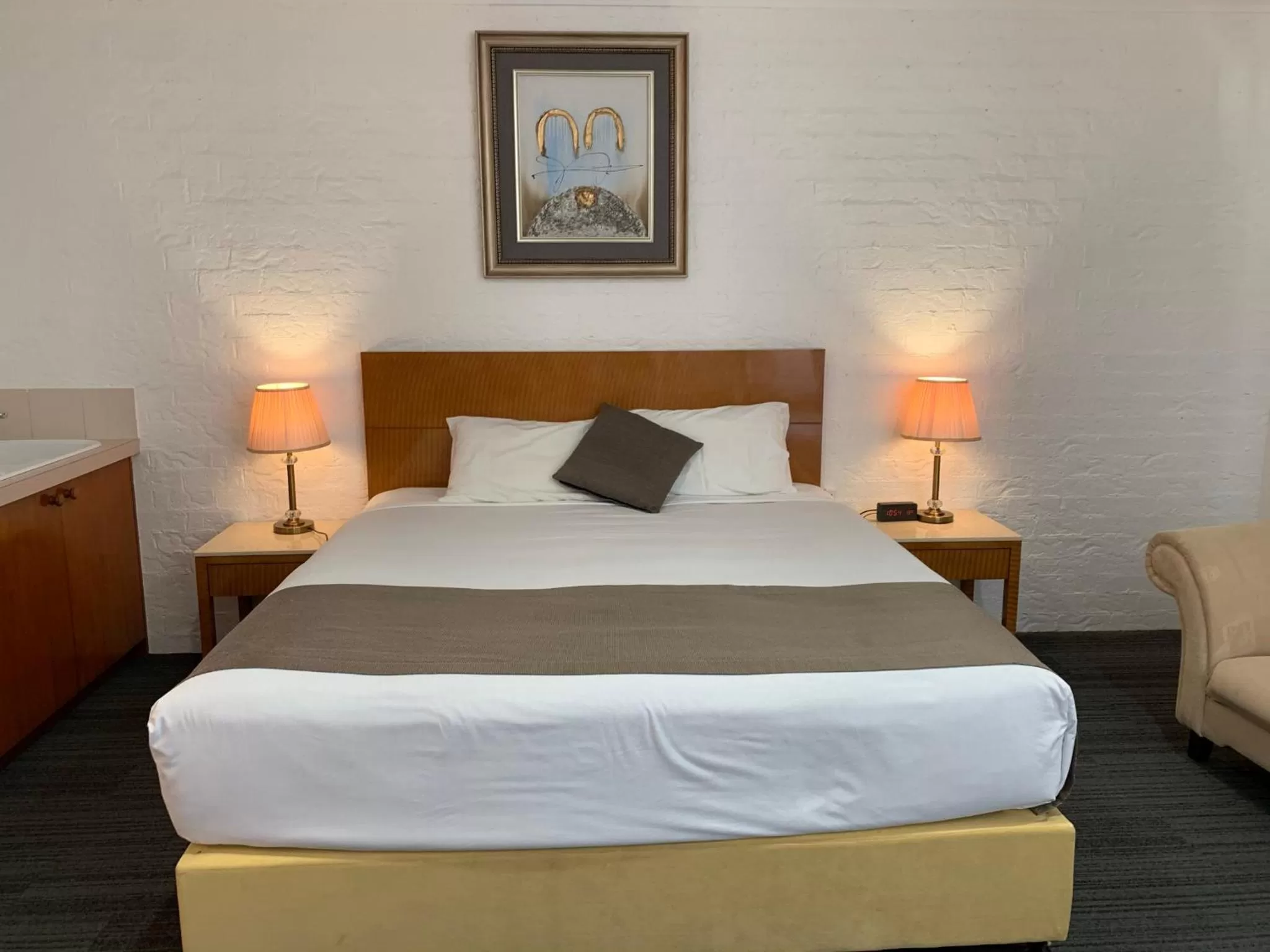 Bed in Swaggers Motor Inn