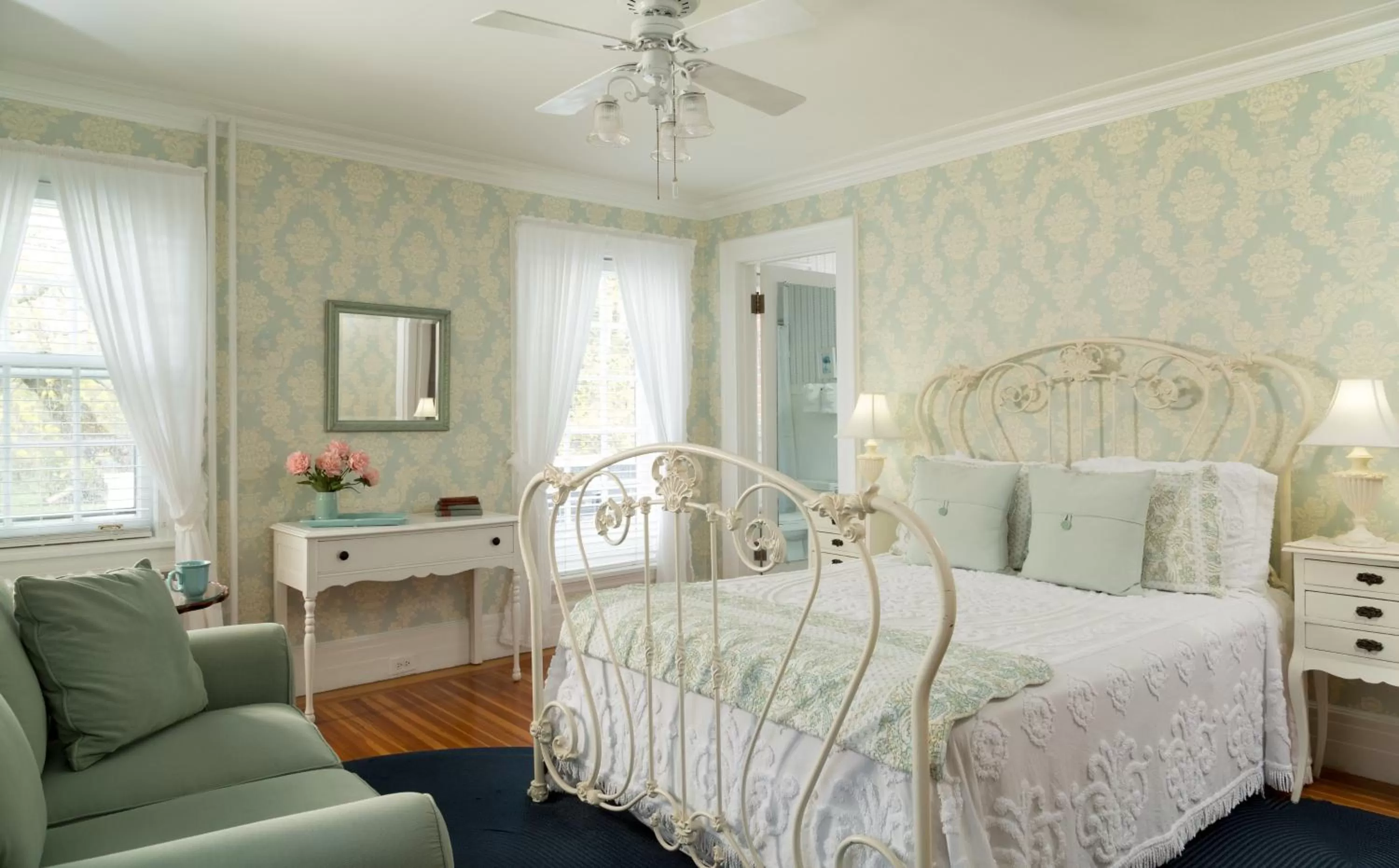 Photo of the whole room, Bed in Four Chimneys Inn