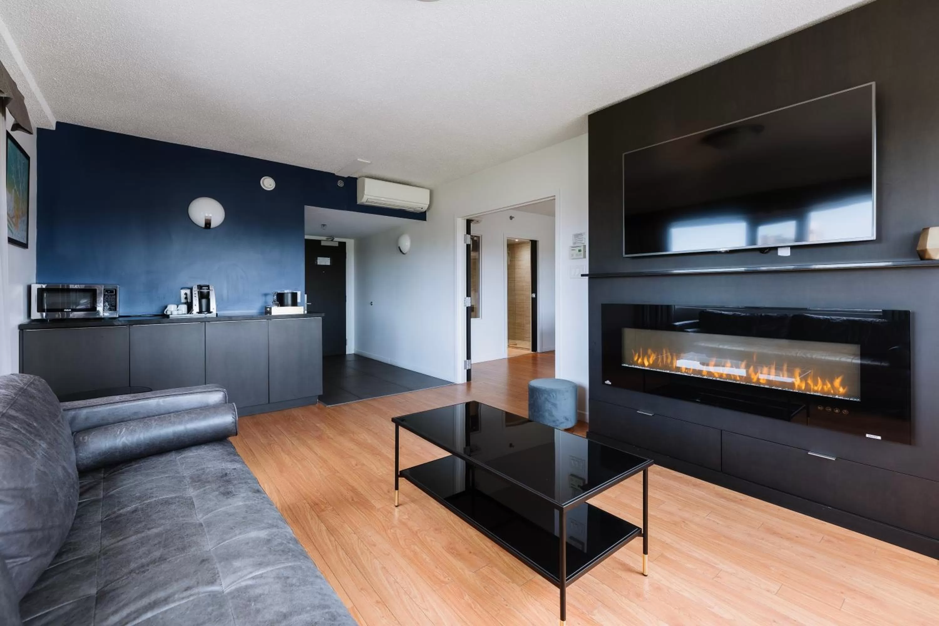 Communal lounge/ TV room in Le Dauphin Montréal-Longueuil