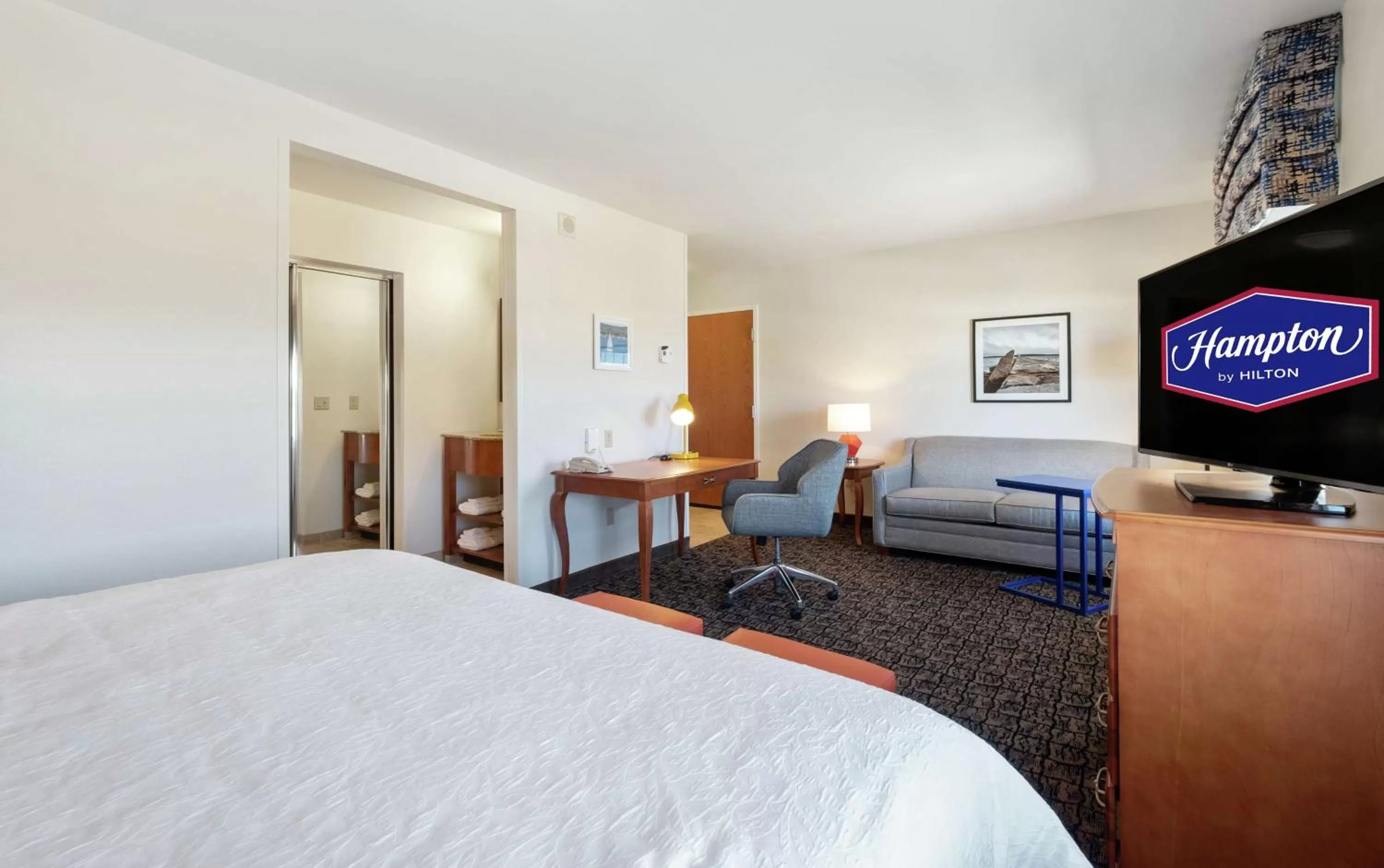 Bedroom, Bed in Hampton Inn & Suites Rockland