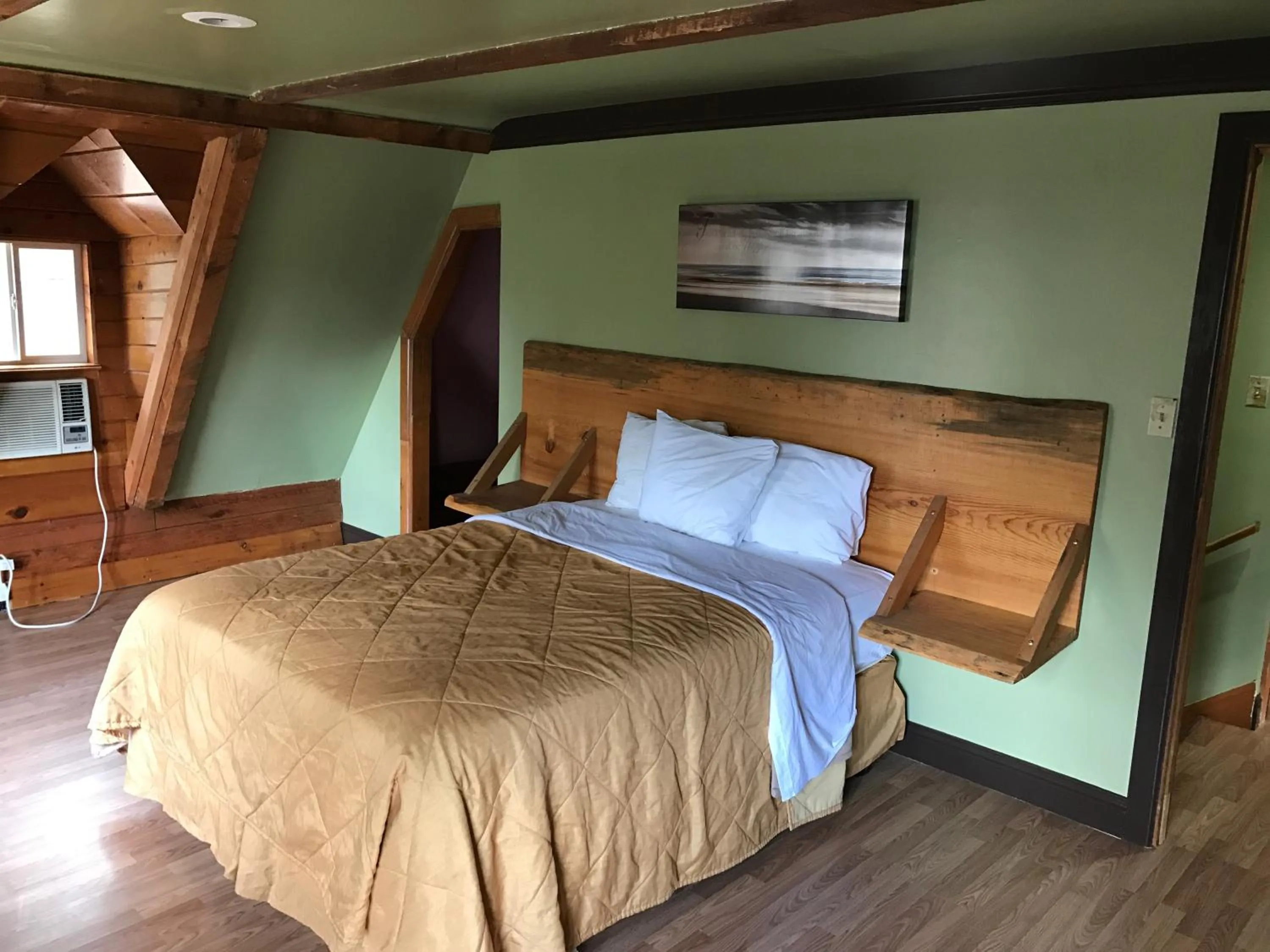 Bed in Mountain Trail Lodge and Vacation Rentals
