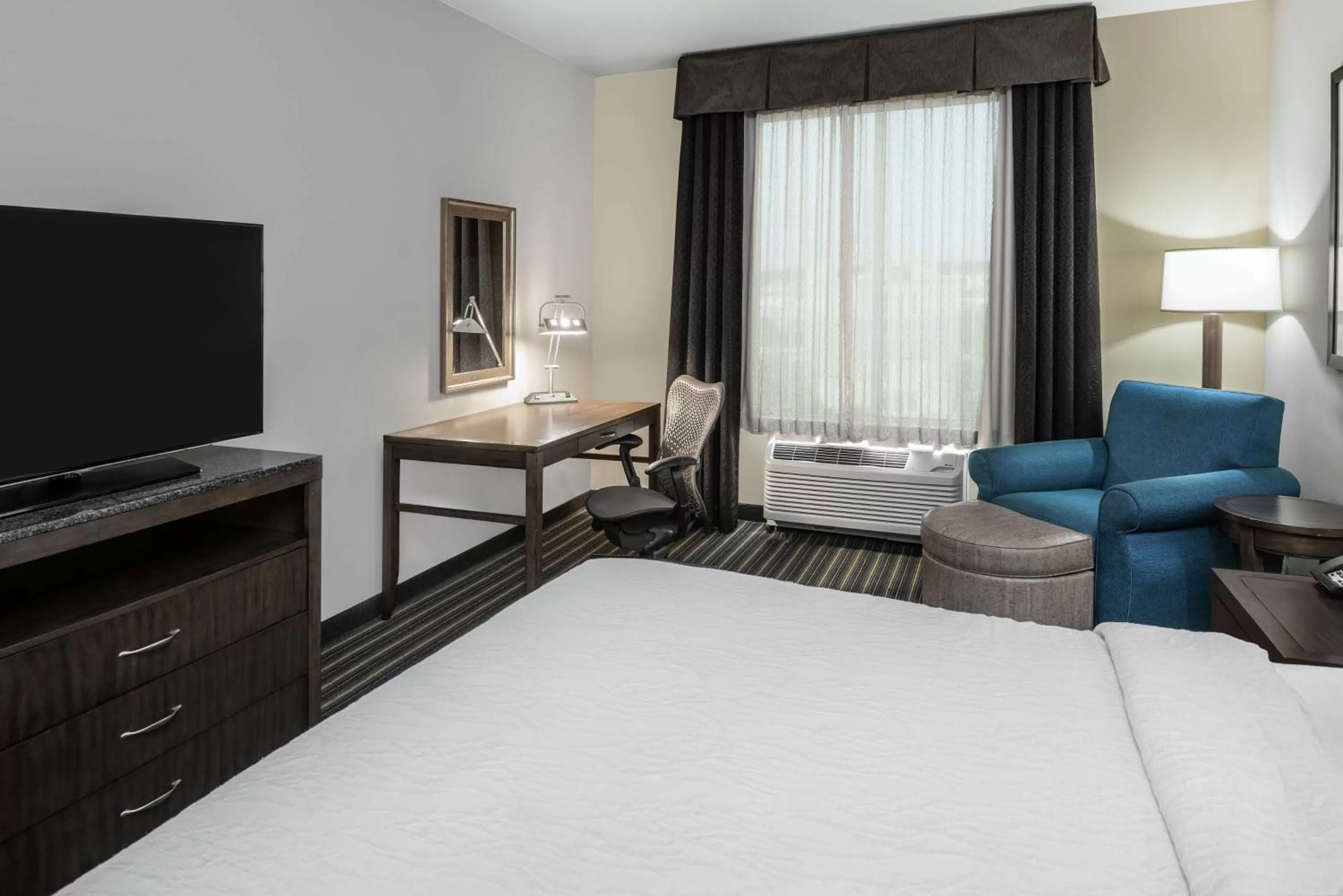 Bedroom, Bed in Hilton Garden Inn San Antonio/Rim Pass Drive