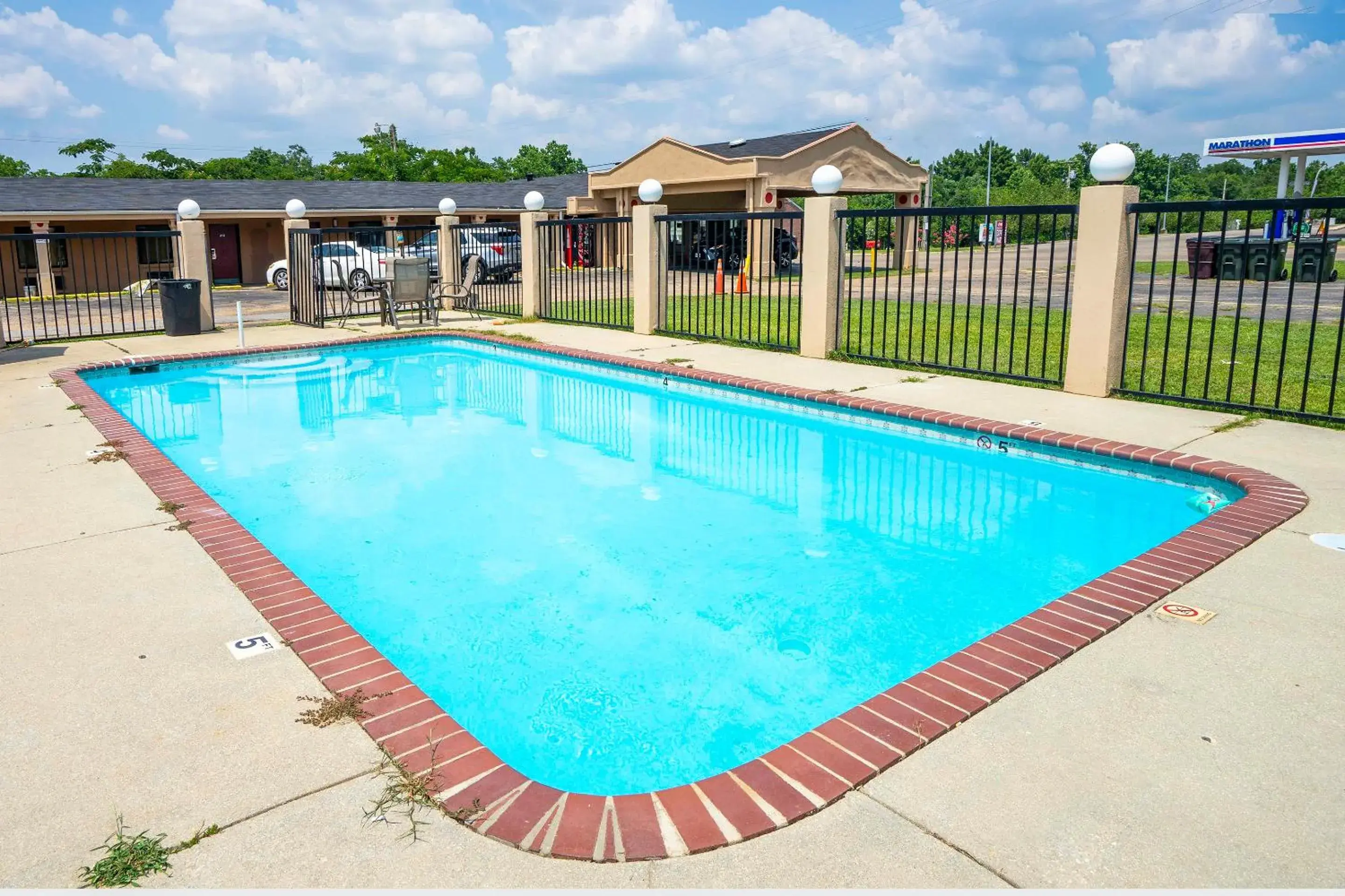 Swimming Pool in OYO Hotel Opp AL, Floral Hwy