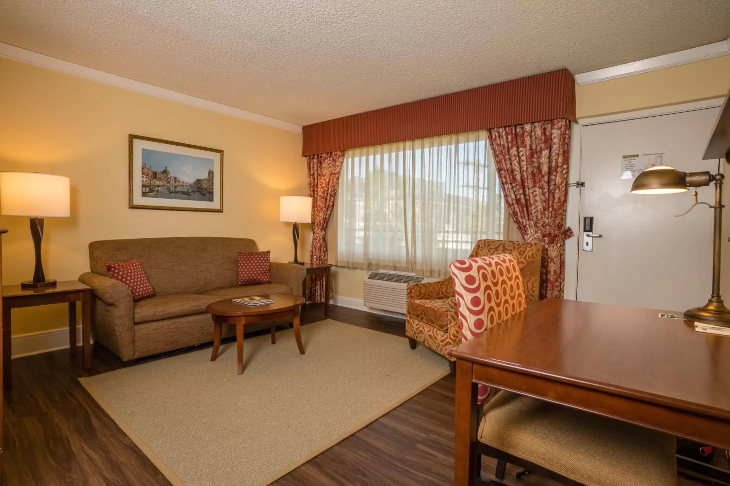 Living room, Seating Area in Park Lane Suites & Inn