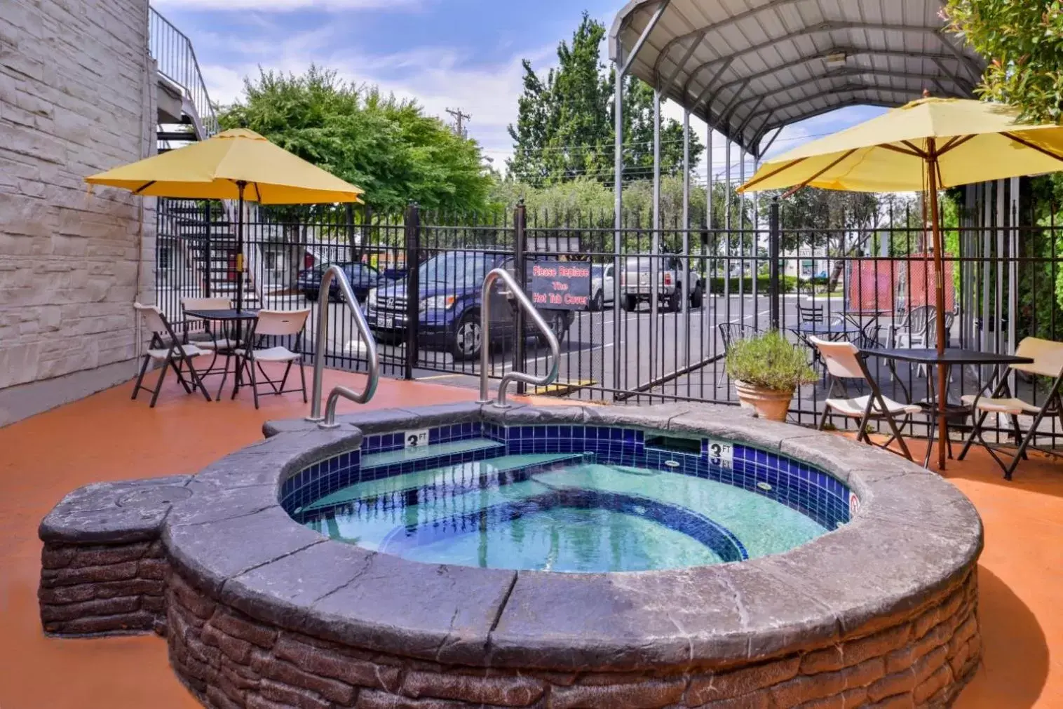 Hot Tub, Swimming Pool in Campus Inn & Suites Eugene Downtown