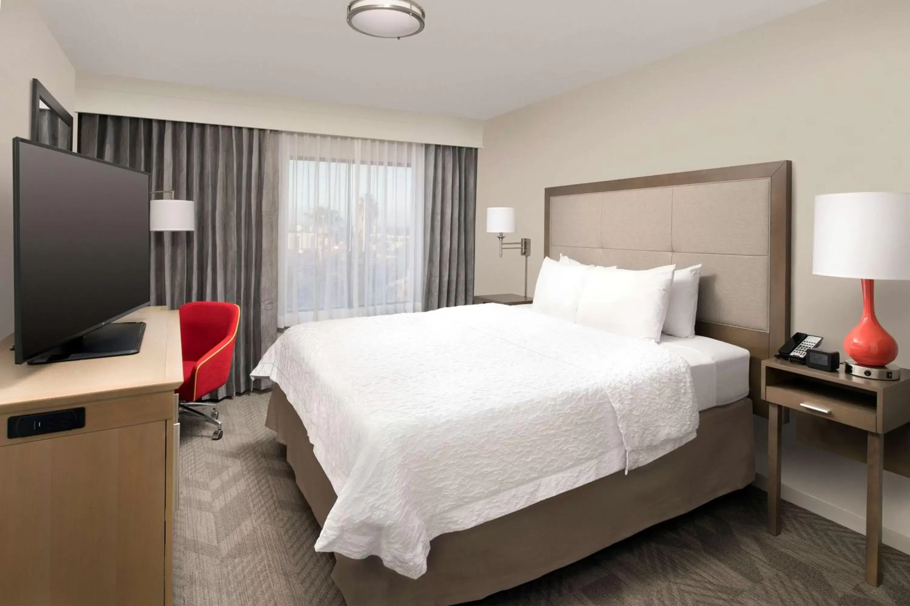 Bed in Hampton Inn & Suites Anaheim Garden Grove