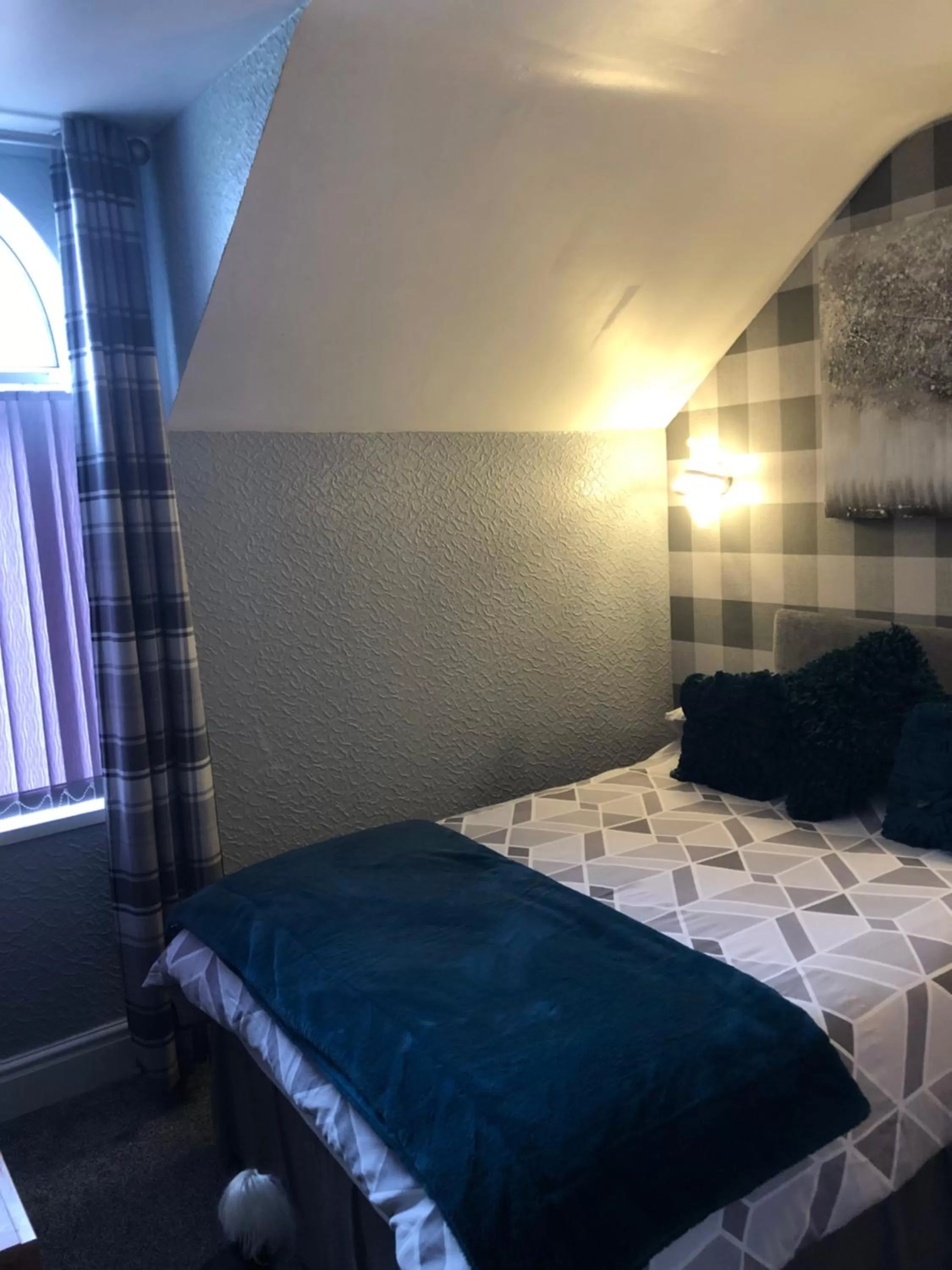 Photo of the whole room, Bed in Springfield Hotel