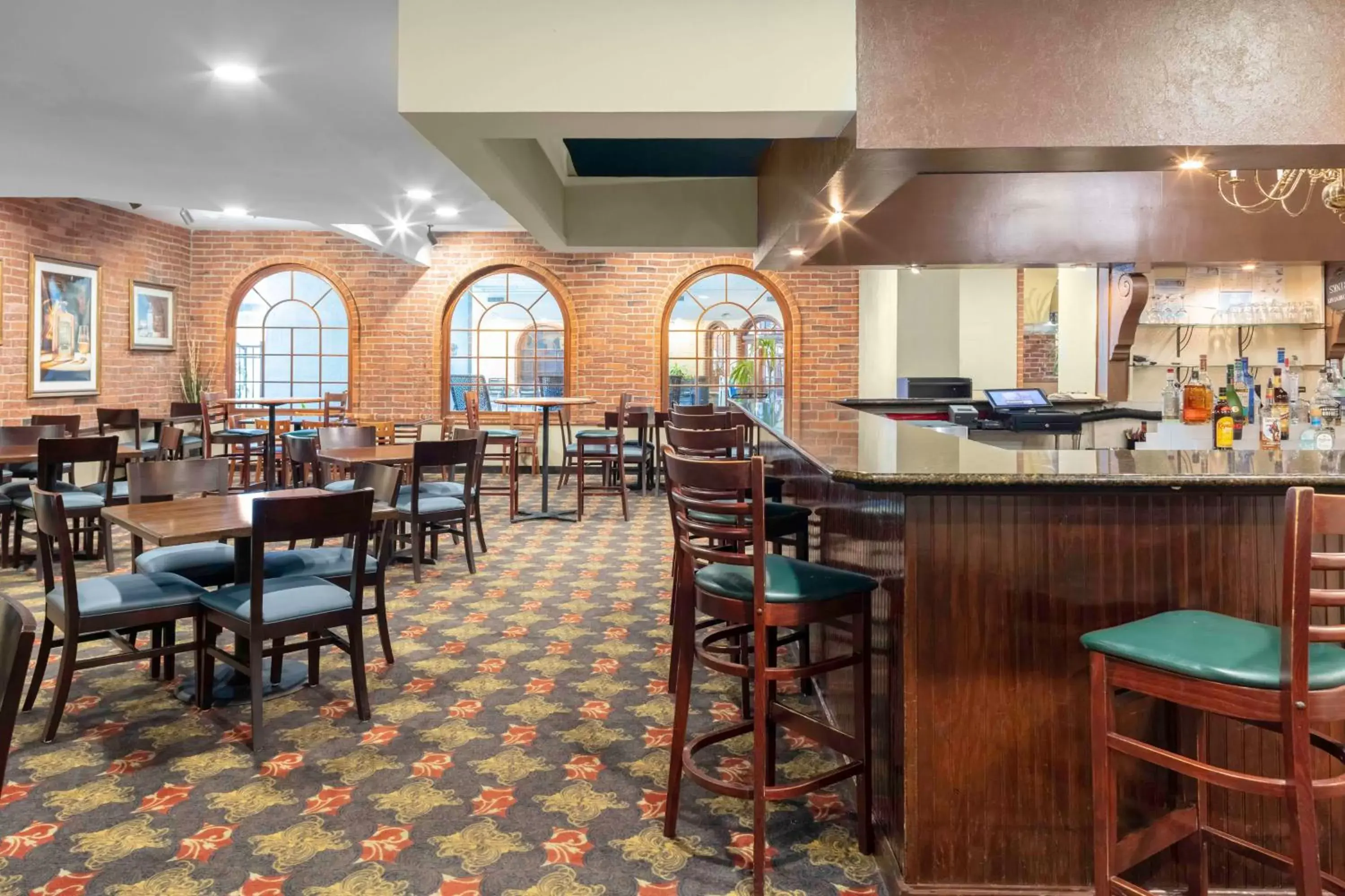 Lounge or bar, Restaurant/Places to Eat in Embassy Suites by Hilton Kansas City Plaza