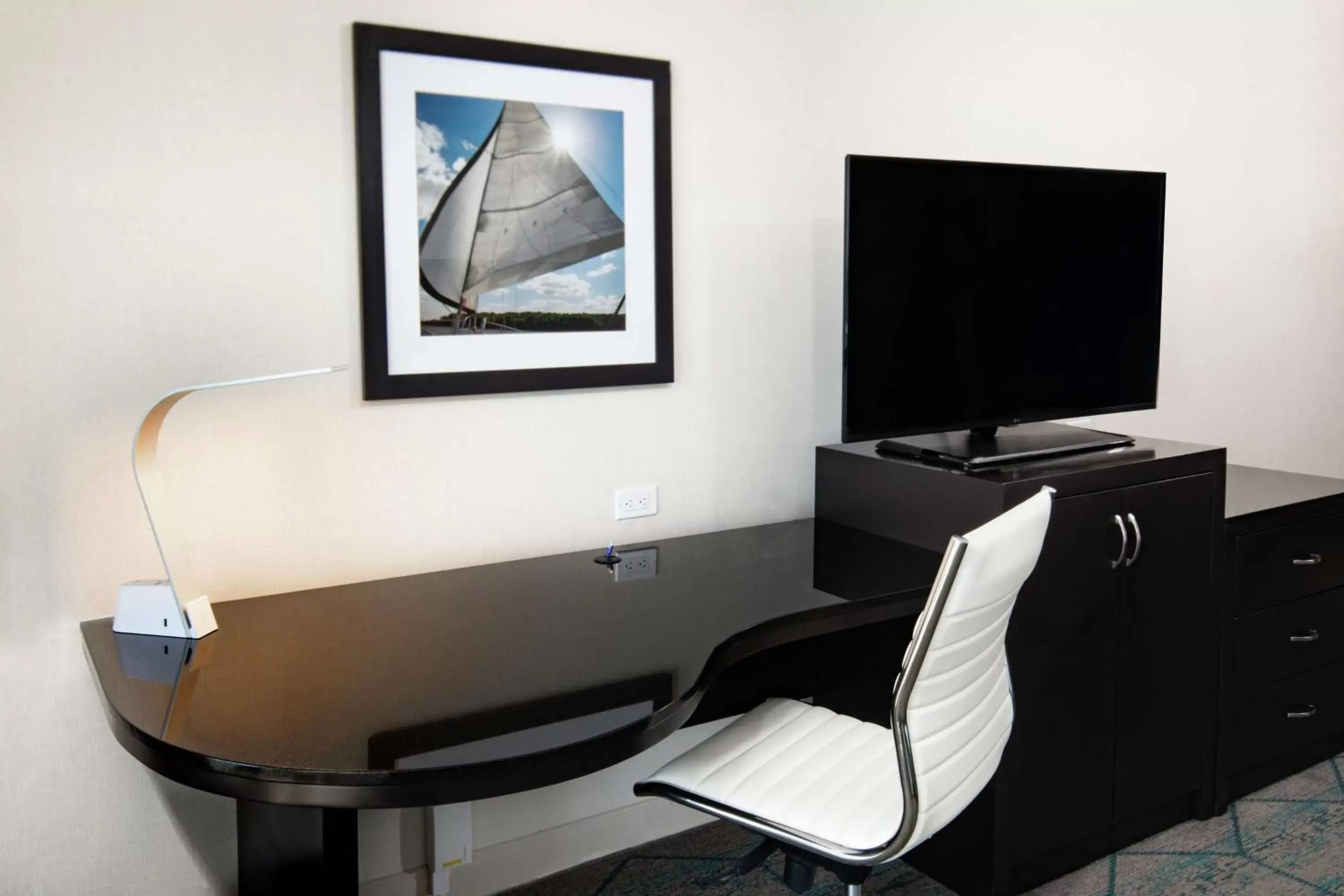 Bedroom, TV/Entertainment Center in Hilton San Diego Airport/Harbor Island