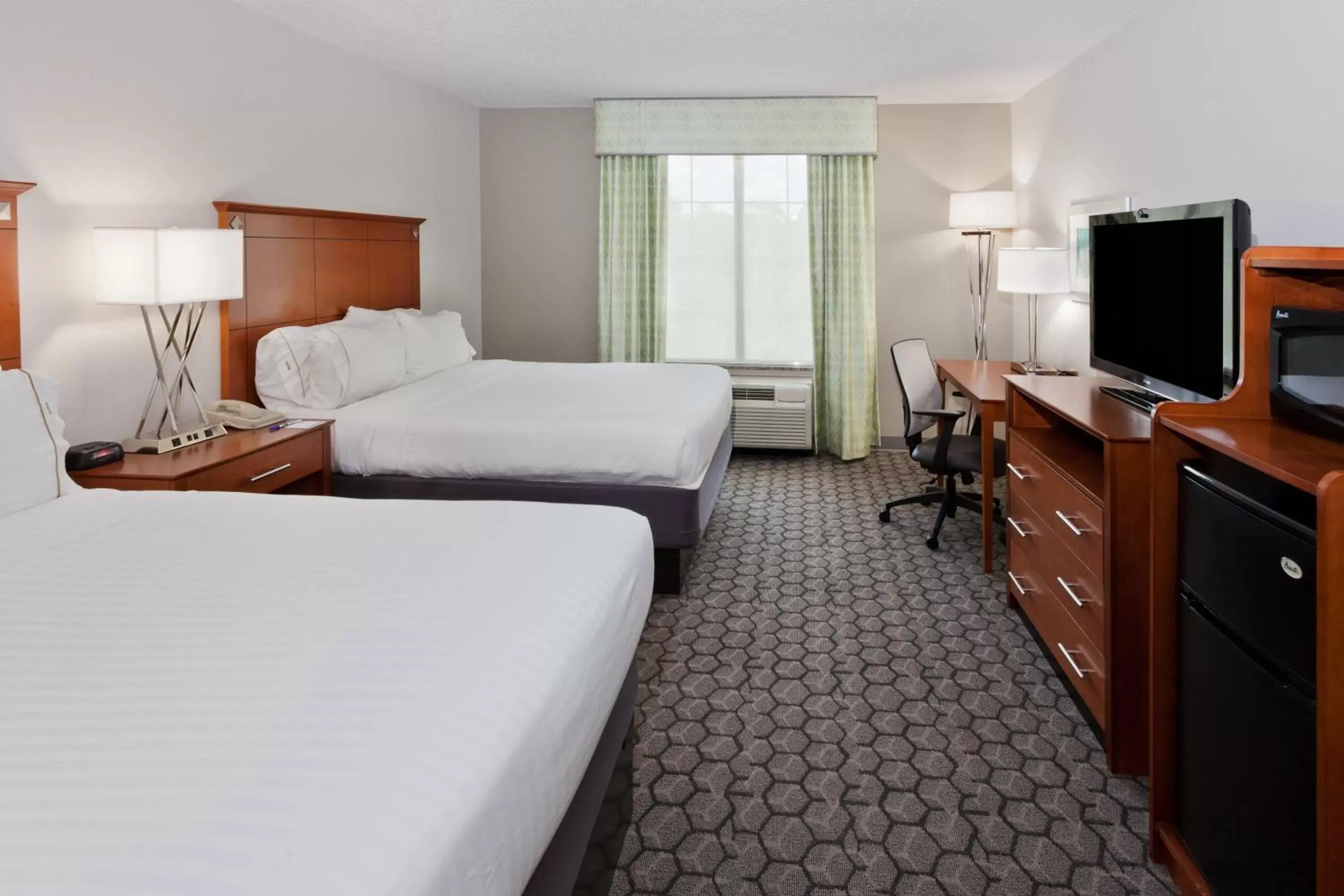 Photo of the whole room, Bed in Holiday Inn Express Phenix City-Fort Benning, an IHG Hotel