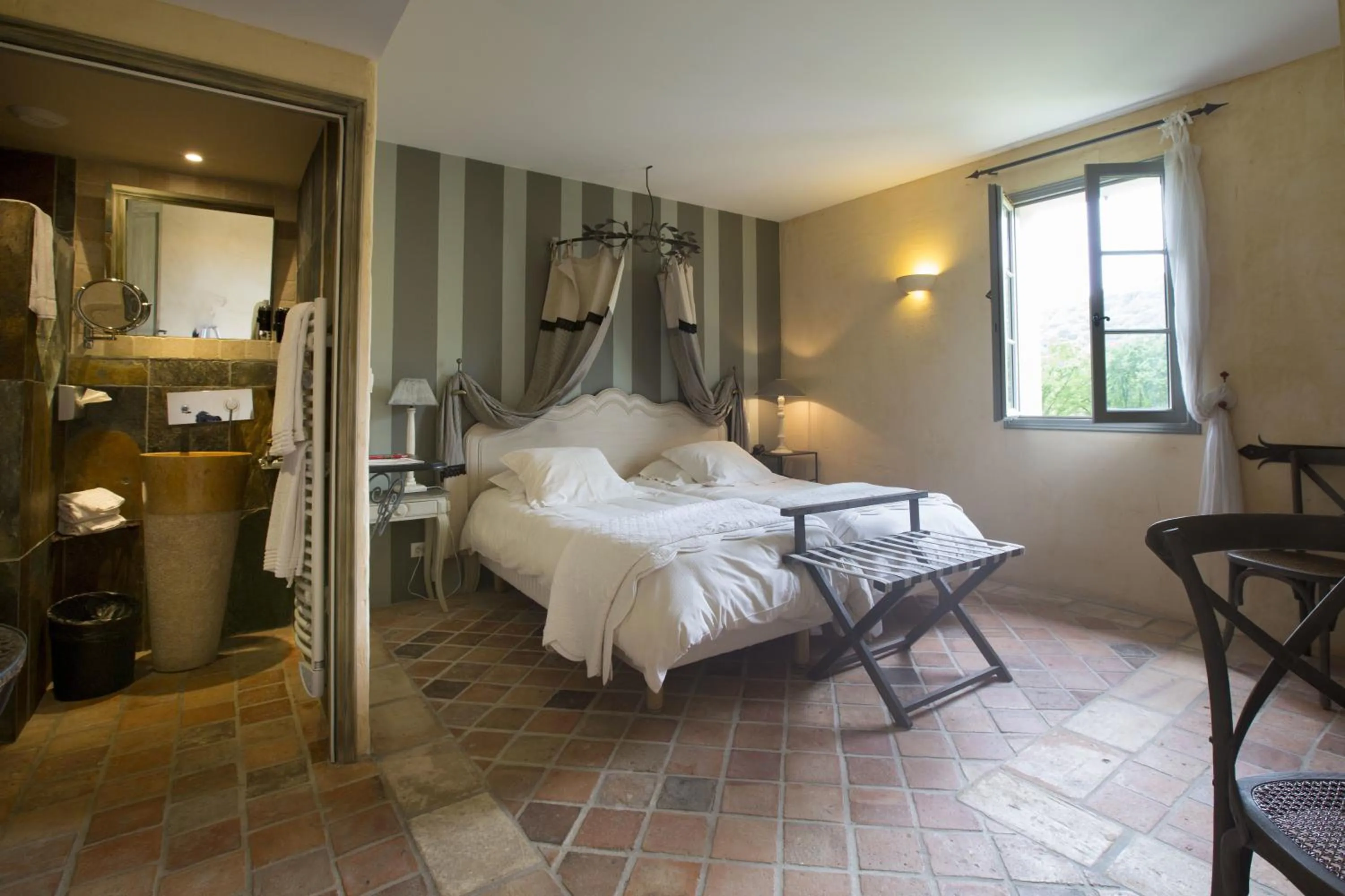 Bedroom, Bed in Hôtel-Spa Le Saint Cirq