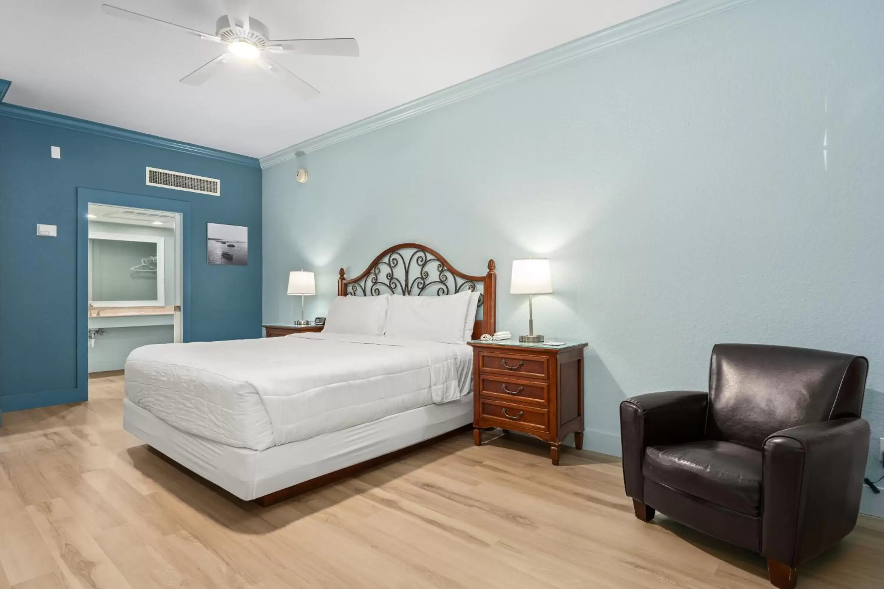 Bedroom, Bed in Beachside Inn