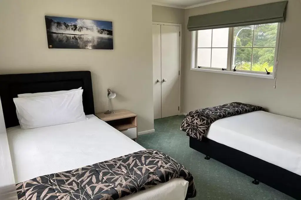 Bedroom, Bed in Silver Fern Rotorua Suites & Spa