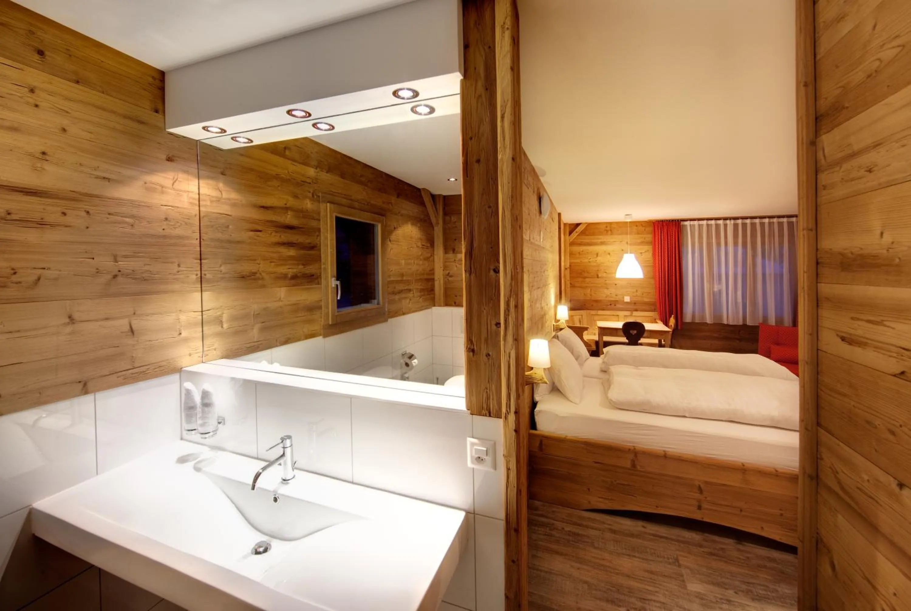 Bathroom, Bed in Arosa Vetter Hotel