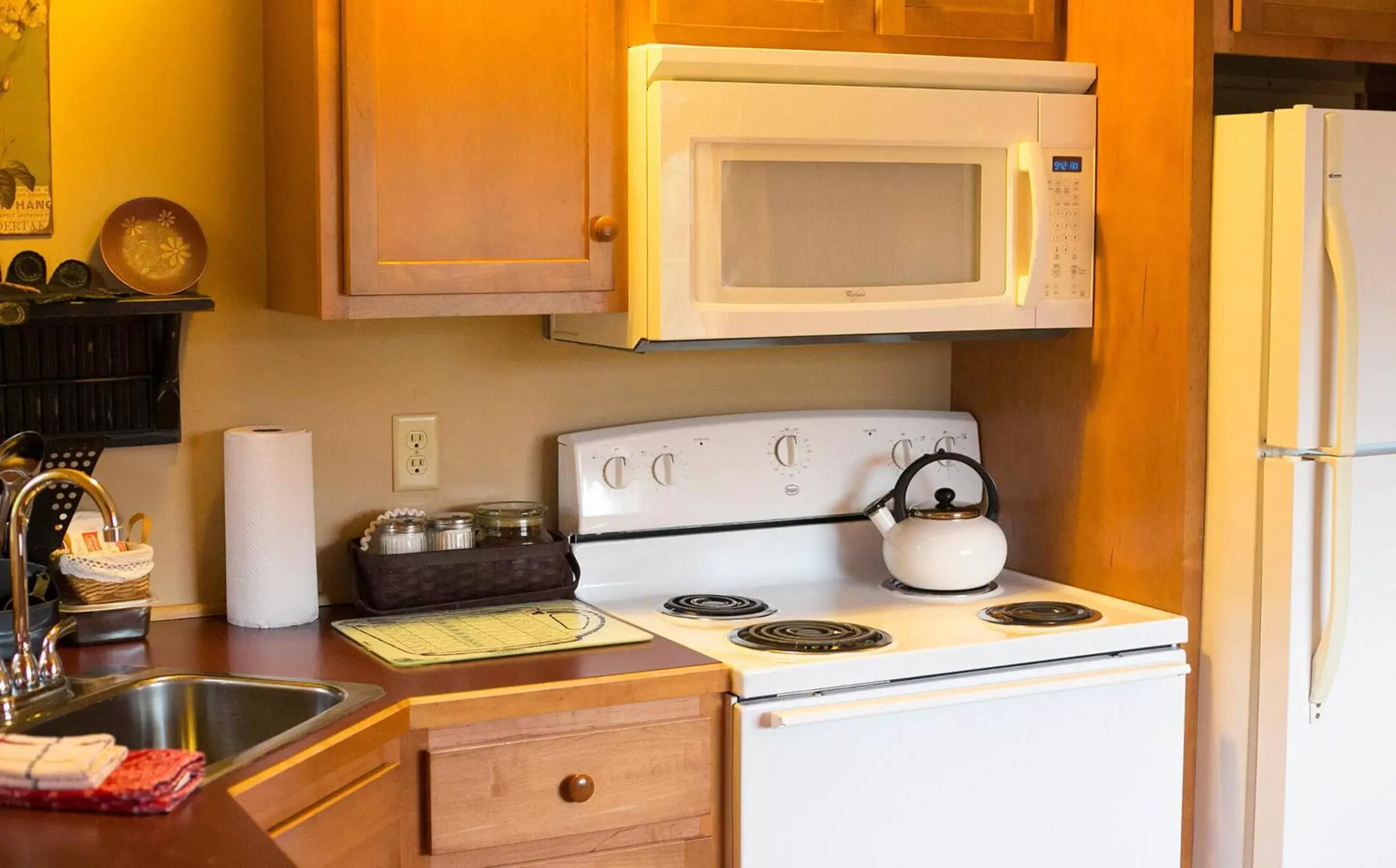 Kitchen or kitchenette, Kitchen/Kitchenette in Blessing Lodge by Amish Country Lodging