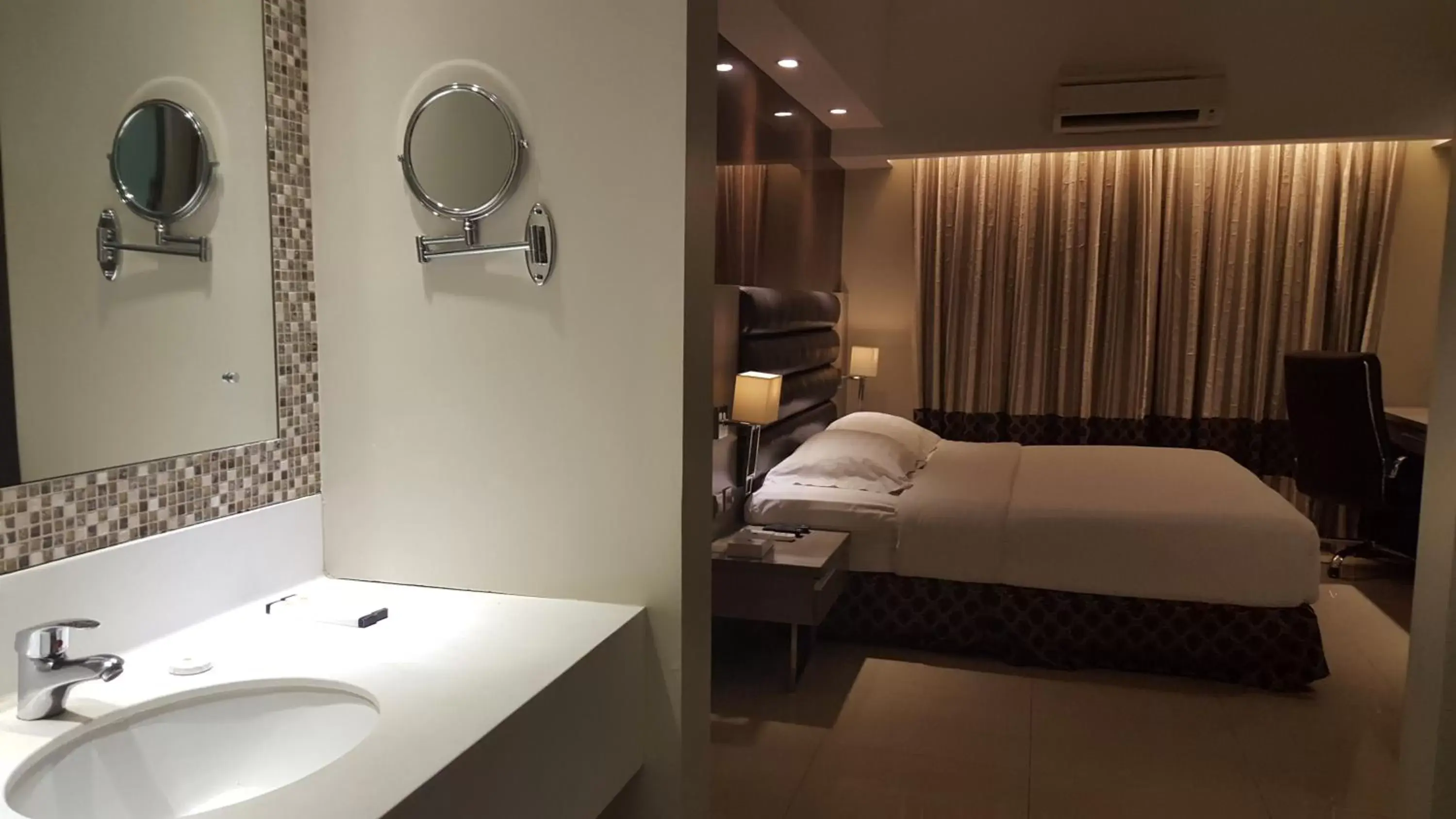 Bedroom, Bathroom in Prime Asia Hotel