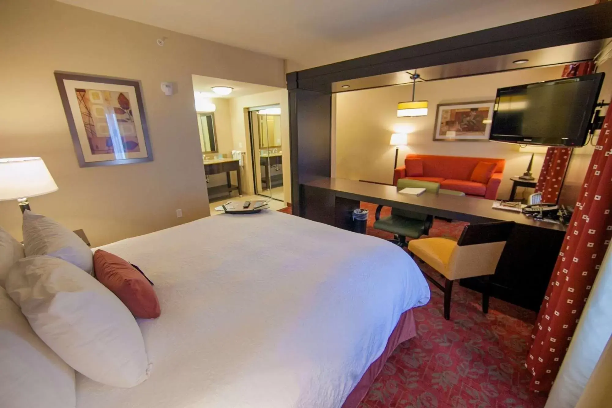 Bed in Hampton Inn & Suites by Hilton Seattle/Kent