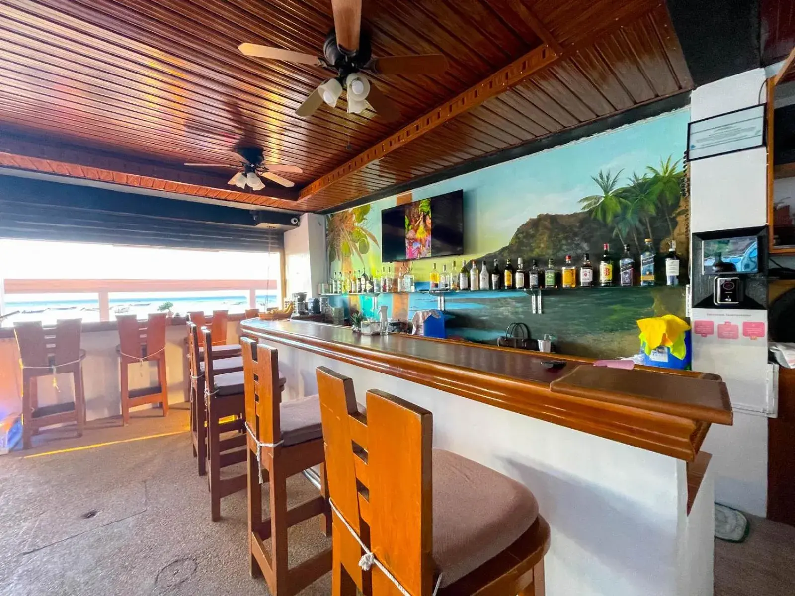 Restaurant/places to eat, Lounge/Bar in Montani Beach Resort