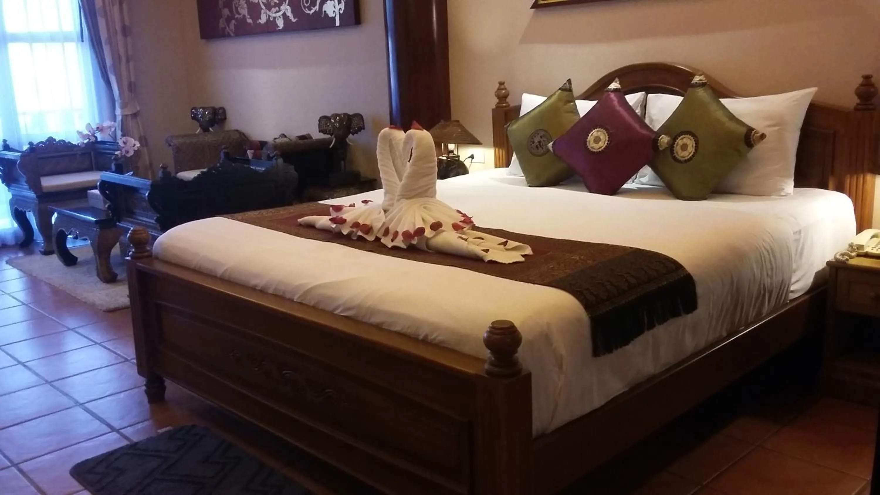 Bed in Royal Phawadee Village Patong - 2 Minutes walk to the beach