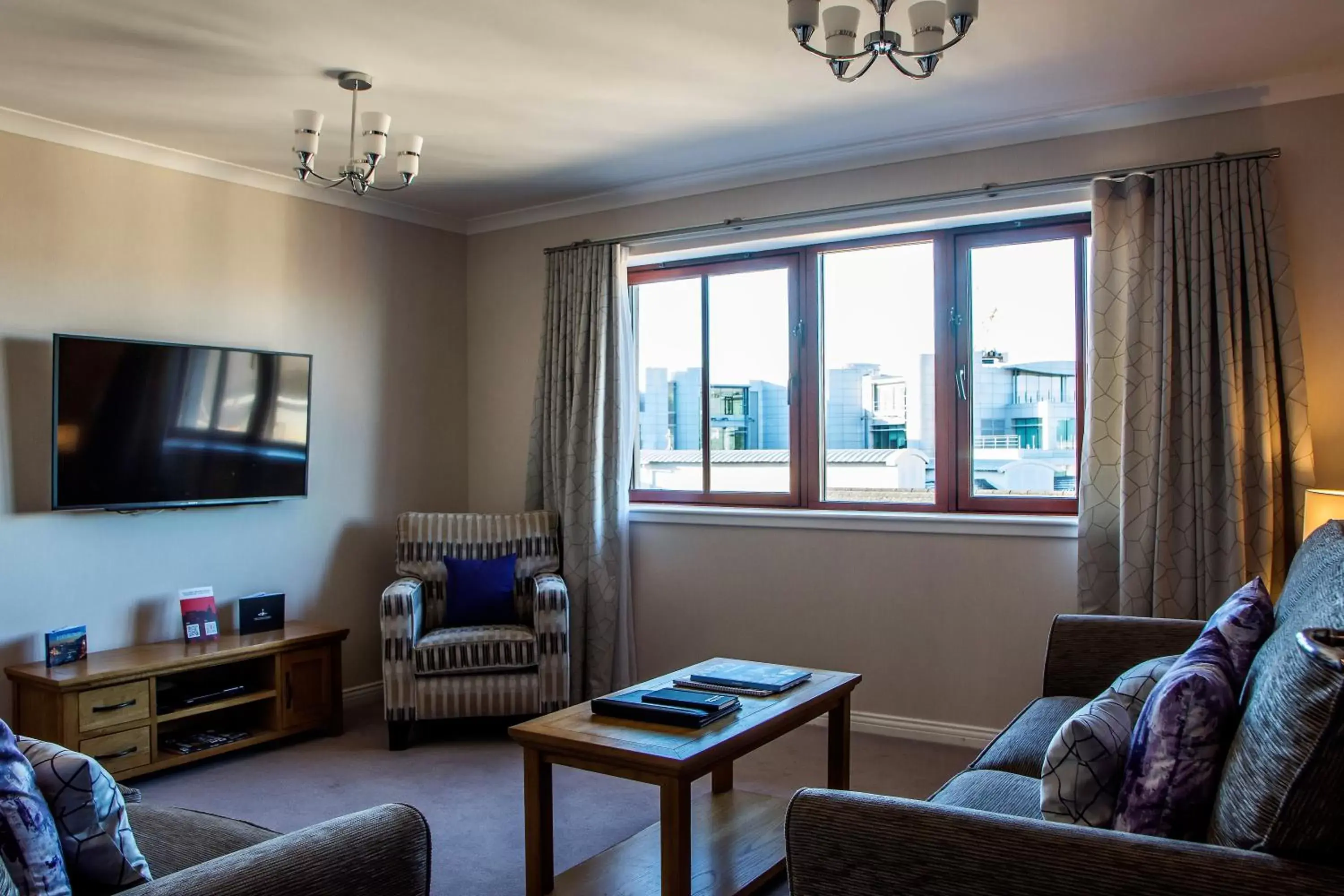 Living room, Seating Area in The Knight Residence by Mansley