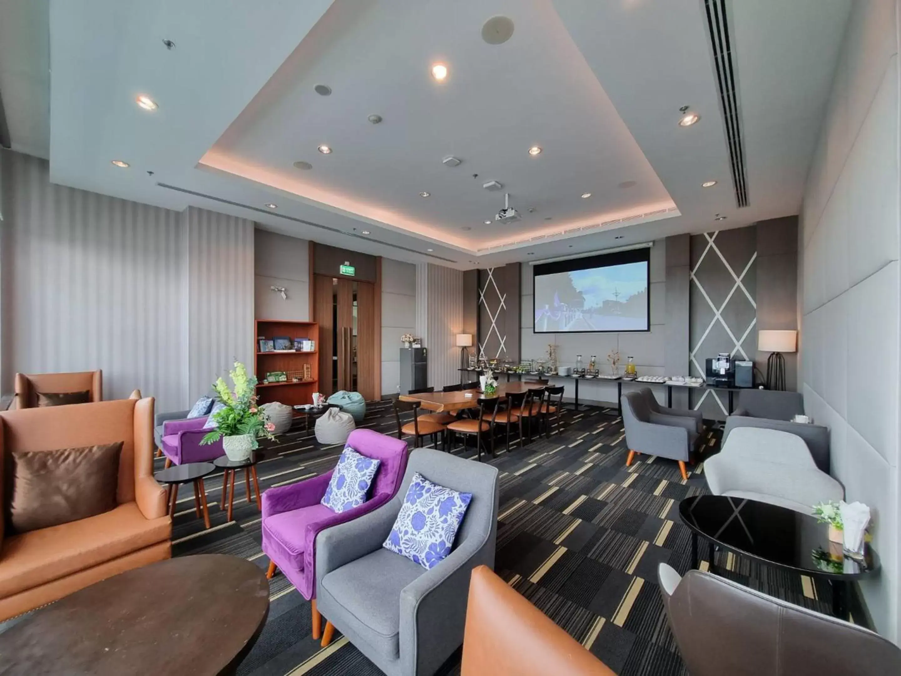 Communal lounge/ TV room in Grand Fortune Hotel Nakhon Si Thammarat