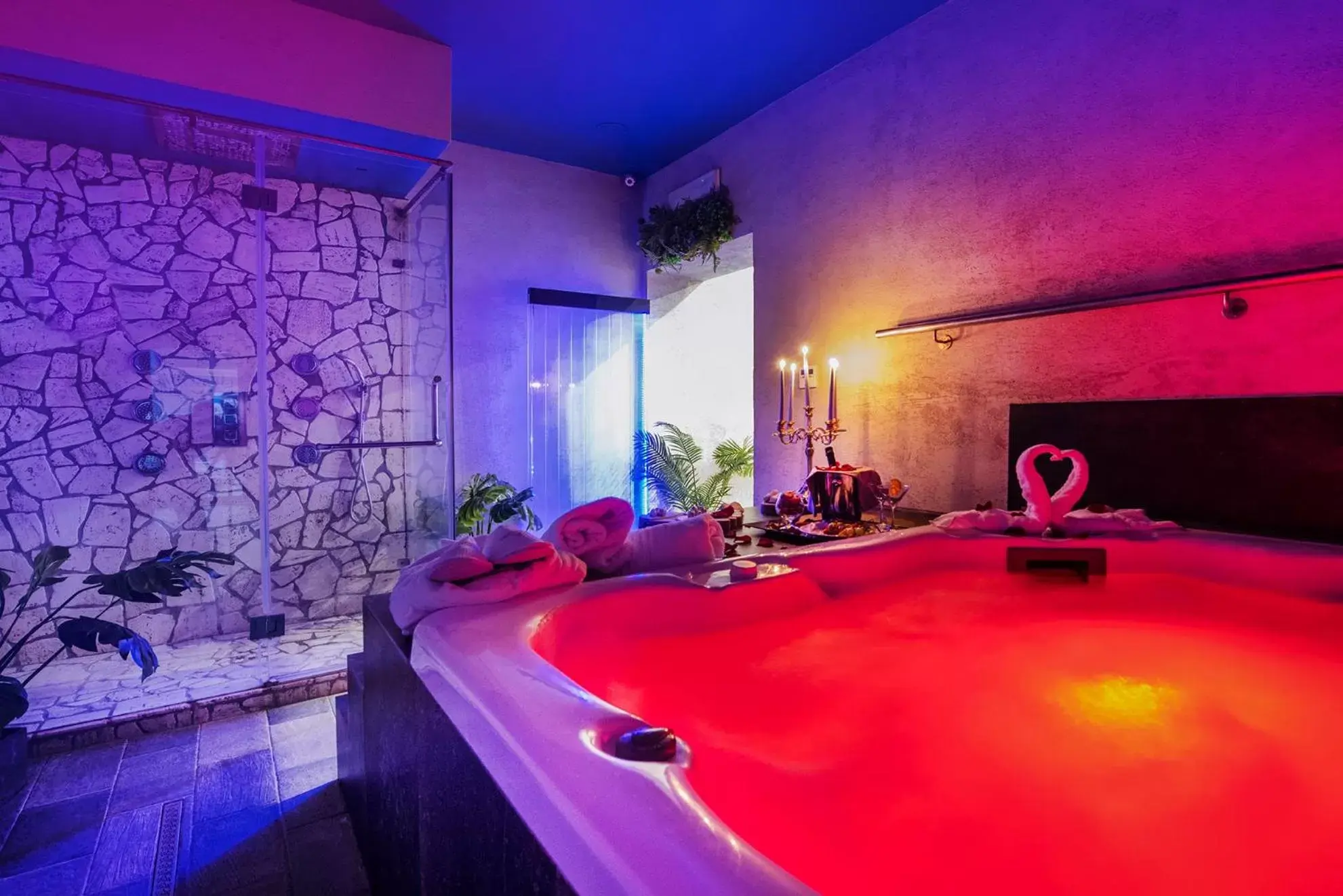 Hot Tub, Swimming Pool in Hotel 87 eighty-seven - Maison d'Art Collection